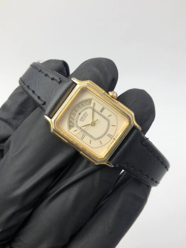 BEAUTIFUL RARE SEIKO QUARTZ O CLOCK CALENDAR LADIES - Gambar 4
