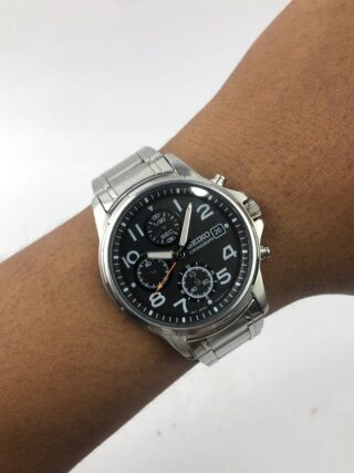 Seiko Chronograph – Round Steel Case, Black Pilot Dial, Full Chrono Function untuk Look Maskulin & Sporty.