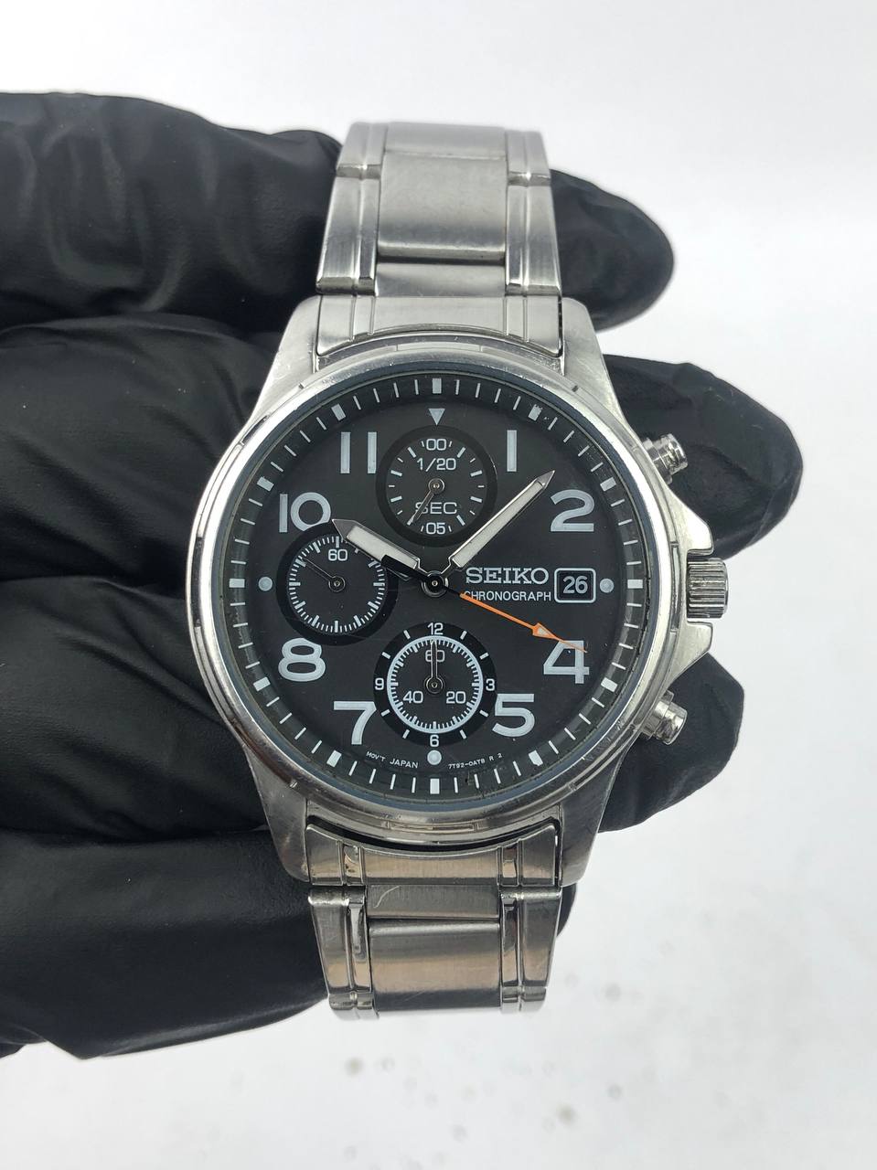 Seiko Chronograph – Round Steel Case, Black Pilot Dial, Full Chrono Function untuk Look Maskulin & Sporty. - Gambar 2