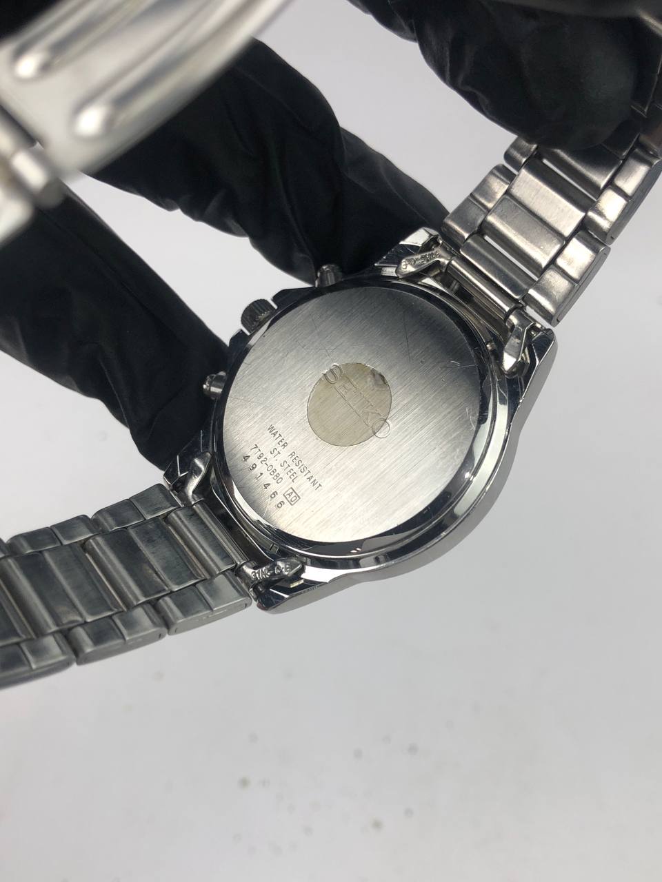 Seiko Chronograph – Round Steel Case, Black Pilot Dial, Full Chrono Function untuk Look Maskulin & Sporty. - Gambar 8