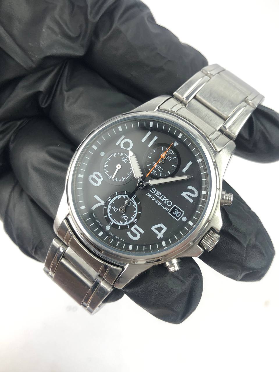 Seiko Chronograph – Round Steel Case, Black Pilot Dial, Full Chrono Function untuk Look Maskulin & Sporty. - Gambar 3