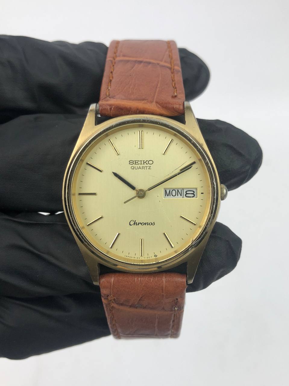 SEIKO Chronos Gold Day-Date Dress, Cream texture Dial, Brown strap - Gambar 2