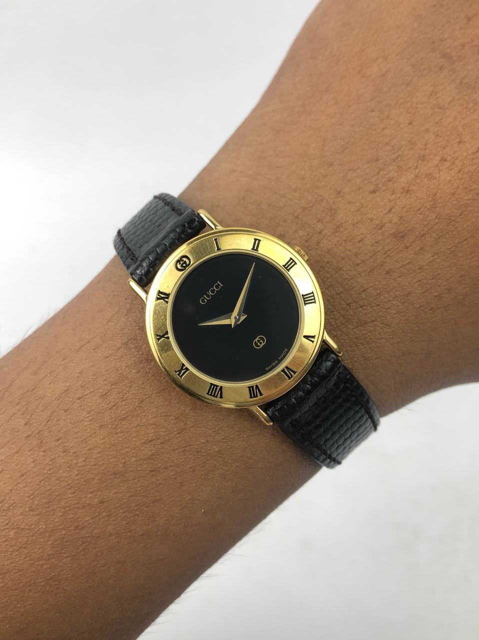 GUCCI Roman Black Gold Round Case, Glossy Black Dial, Roman Bezel, Black Textured Leather Strap original