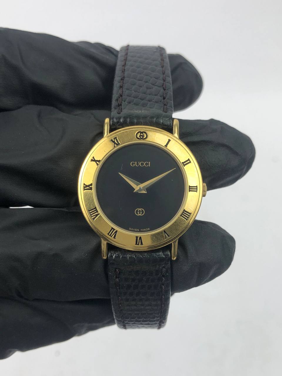 GUCCI Roman Black Gold Round Case, Glossy Black Dial, Roman Bezel, Black Textured Leather Strap original - Gambar 2