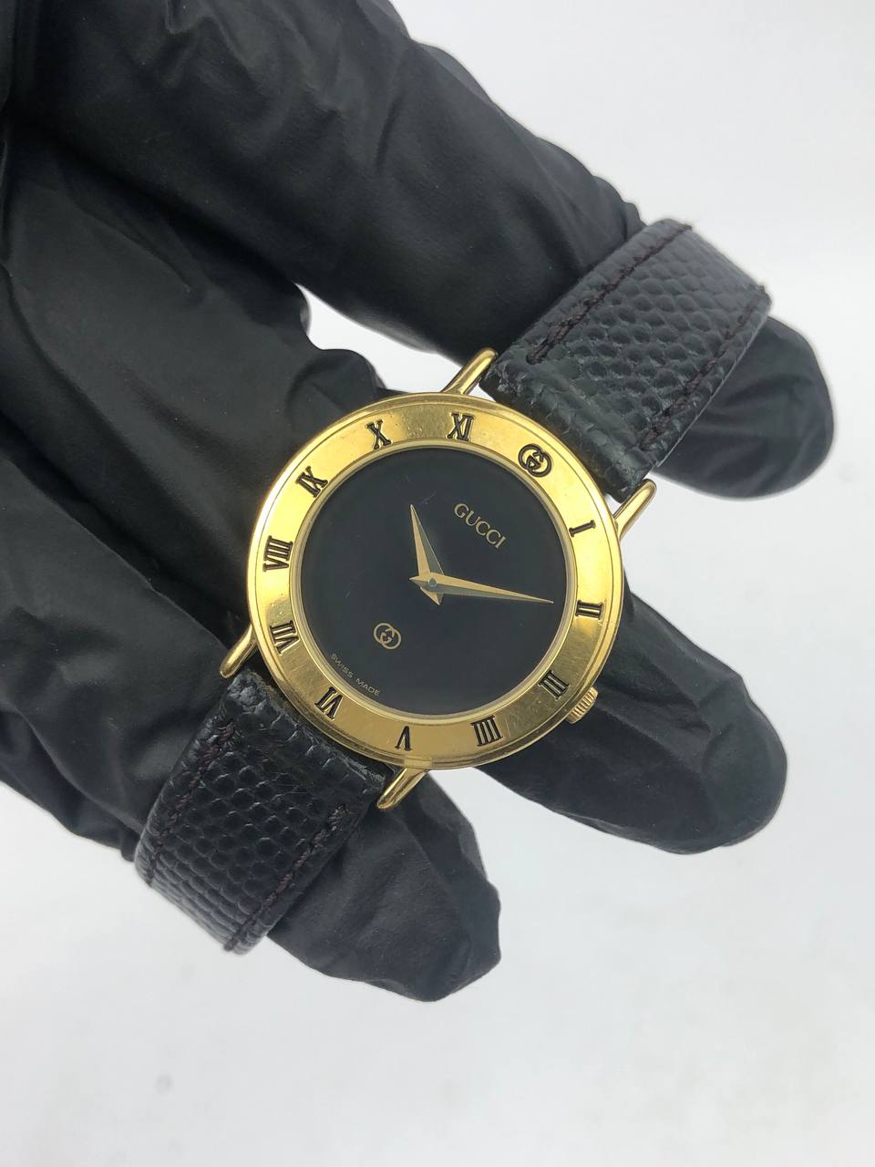 GUCCI Roman Black Gold Round Case, Glossy Black Dial, Roman Bezel, Black Textured Leather Strap original - Gambar 3