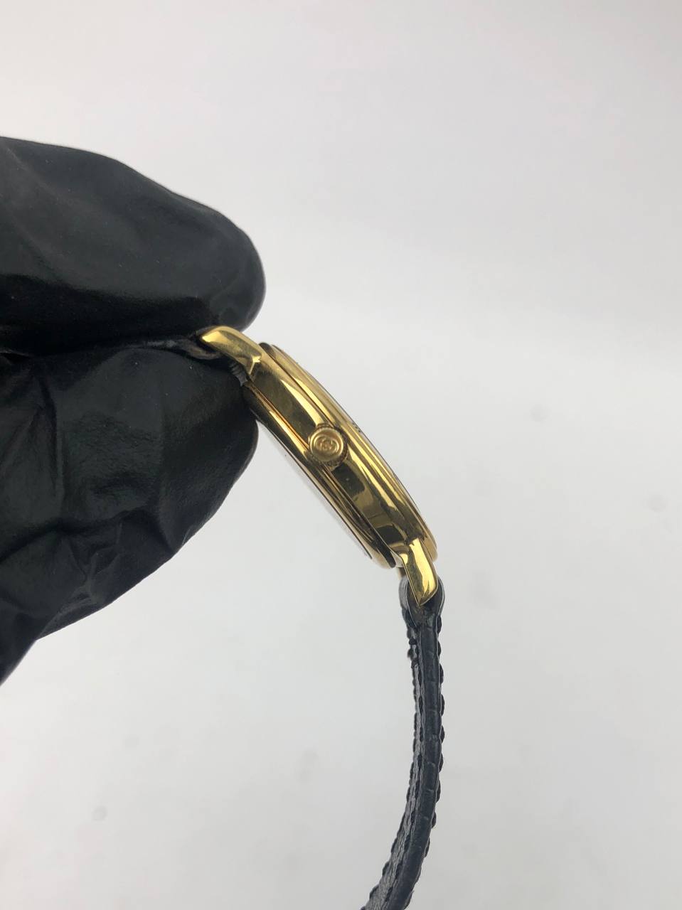 GUCCI Roman Black Gold Round Case, Glossy Black Dial, Roman Bezel, Black Textured Leather Strap original - Gambar 5