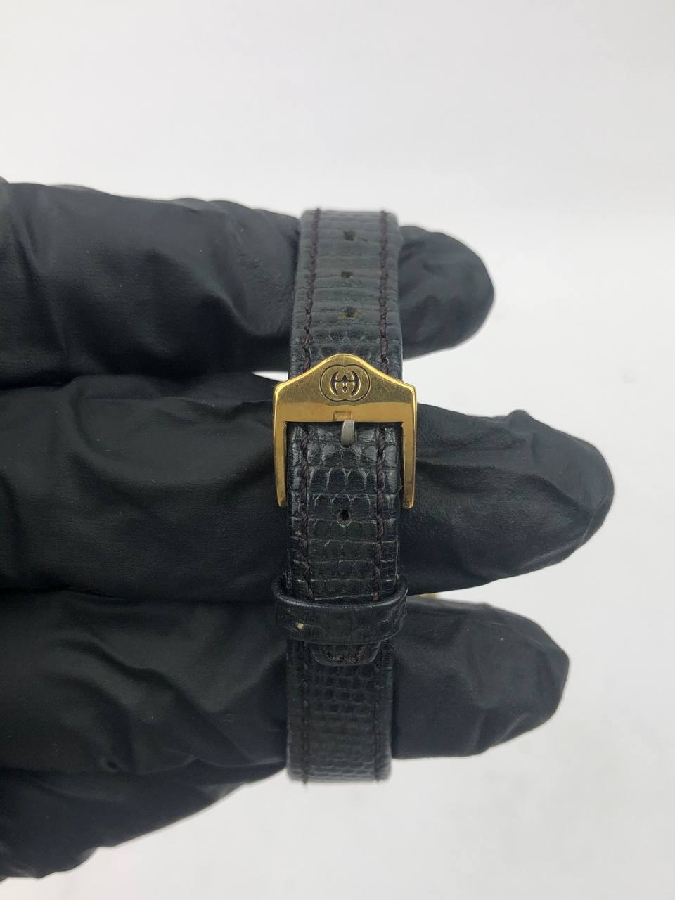 GUCCI Roman Black Gold Round Case, Glossy Black Dial, Roman Bezel, Black Textured Leather Strap original - Gambar 6