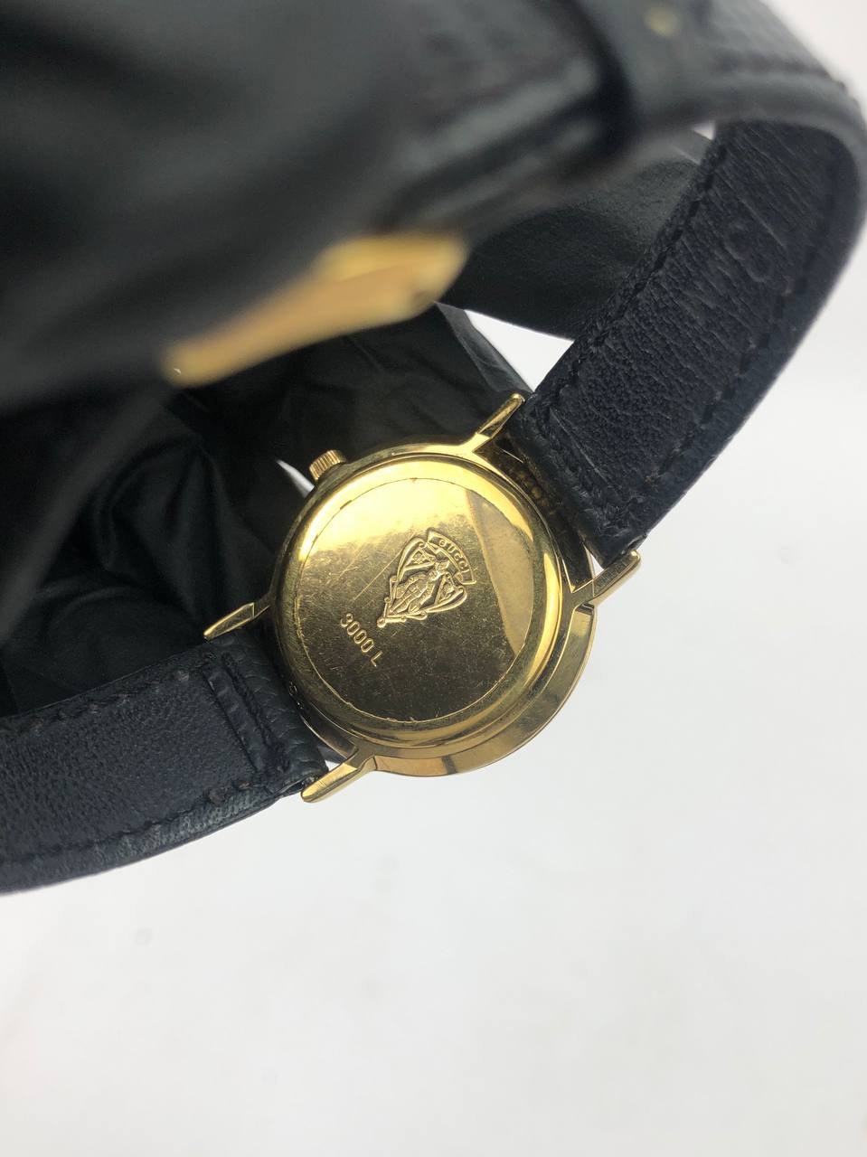 GUCCI Roman Black Gold Round Case, Glossy Black Dial, Roman Bezel, Black Textured Leather Strap original - Gambar 7