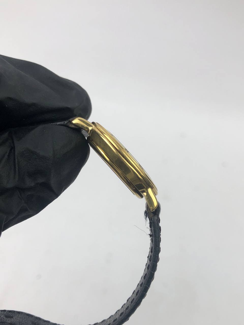 GUCCI Roman Black Gold Round Case, Glossy Black Dial, Roman Bezel, Black Textured Leather Strap original - Gambar 4