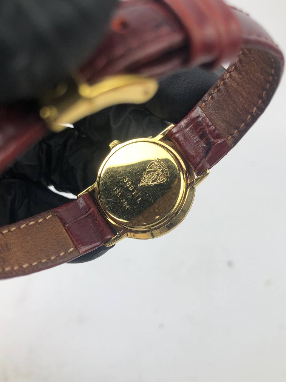 SWISSMADE ALL ORIGINAL Gucci Vintage Round Gold Case Swiss Quartz Brown Leather Strap - Gambar 7