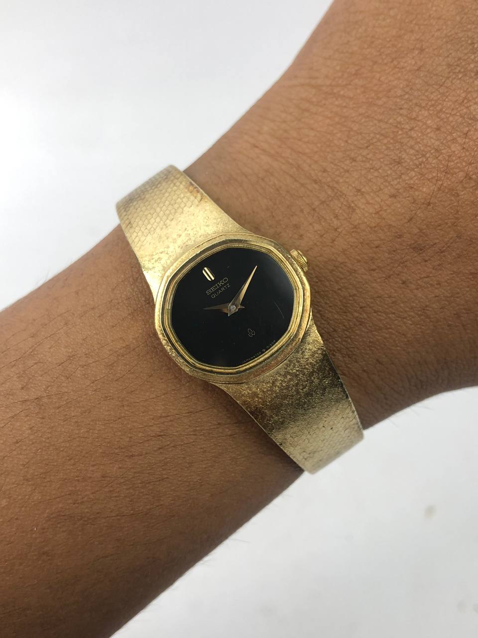 SEIKO LADY QUARTZ VINTAGE GOLD CASE OVAL & BLACK DIAL MINIMALIS