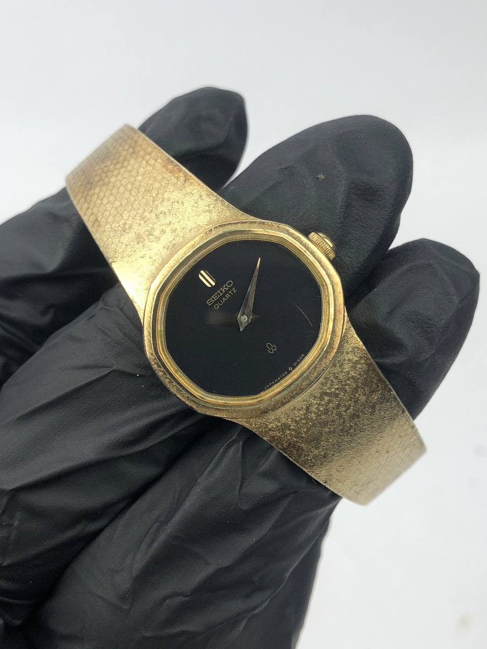 SEIKO LADY QUARTZ VINTAGE GOLD CASE OVAL & BLACK DIAL MINIMALIS - Gambar 4