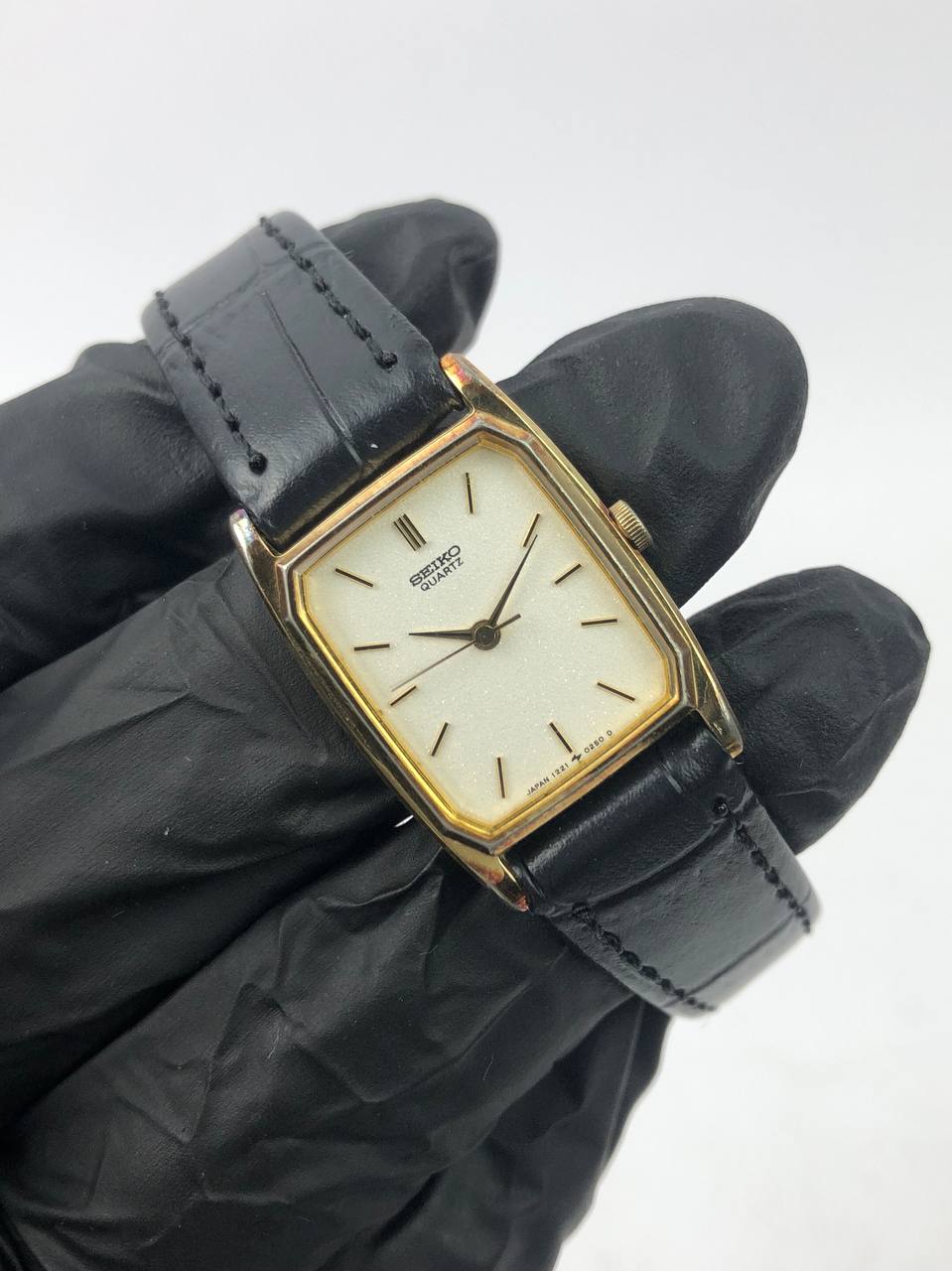 SEIKO RECTANGULAR GOLD DIAL CREAM CLEAN STRAP HITAM - Gambar 4