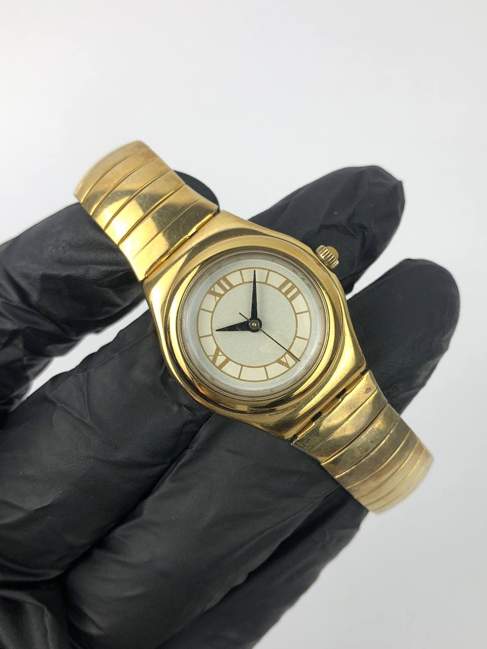 SWATCH CLASSIC GOLD EXPANSION BRACELET - Gambar 4