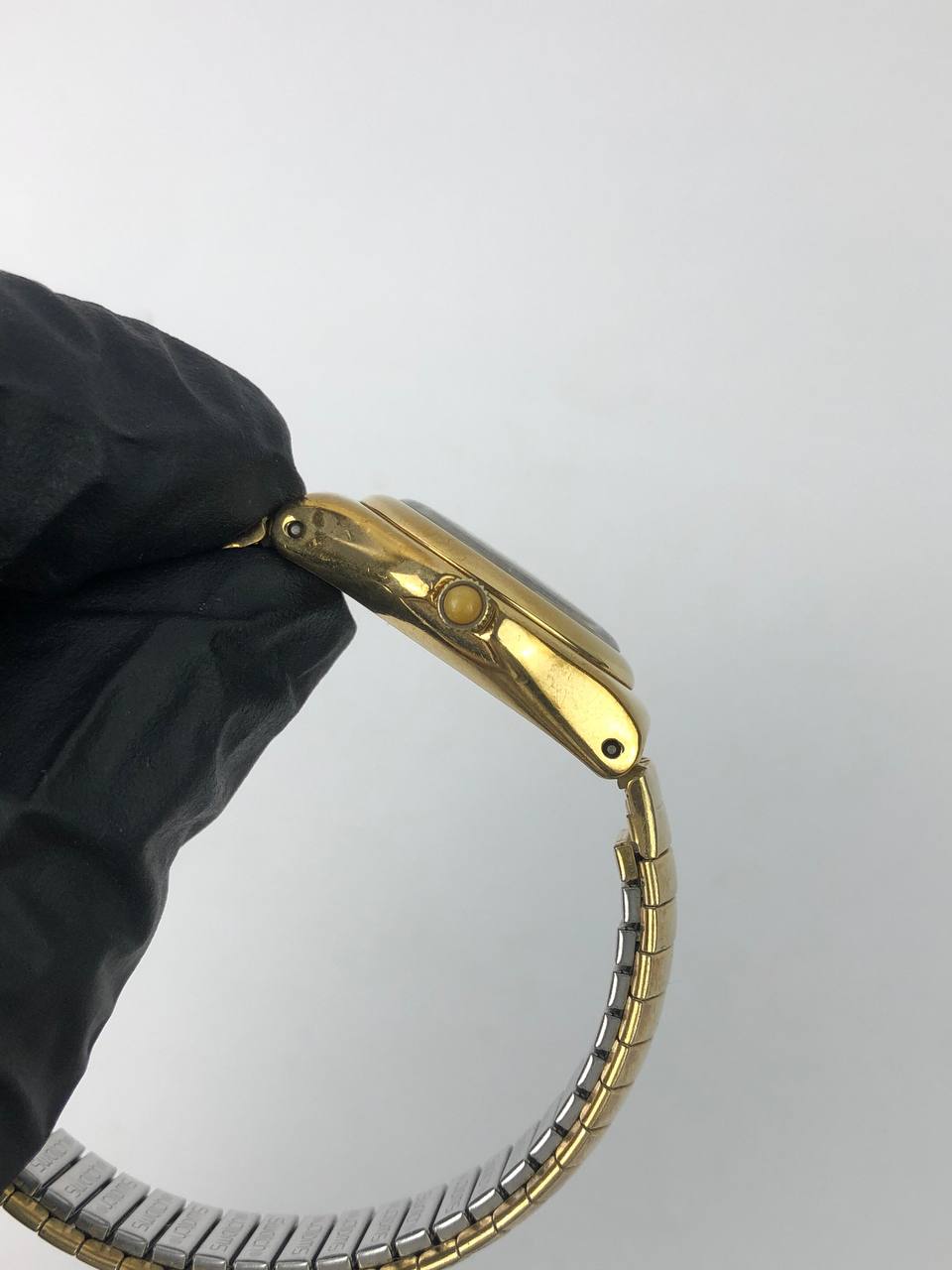 SWATCH CLASSIC GOLD EXPANSION BRACELET - Gambar 5