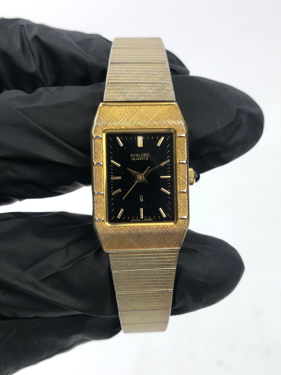 SUNLORD VINTAGE RECTANGULAR GOLD TEXTURED CASE BLACK DIAL INTEGRATED BRACELET - Gambar 2