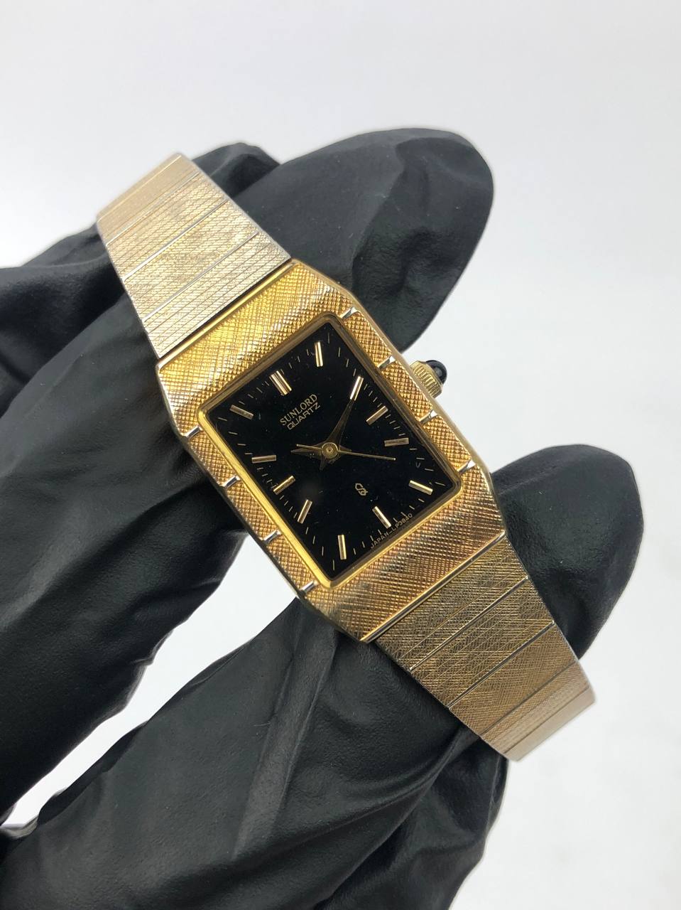 SUNLORD VINTAGE RECTANGULAR GOLD TEXTURED CASE BLACK DIAL INTEGRATED BRACELET - Gambar 4