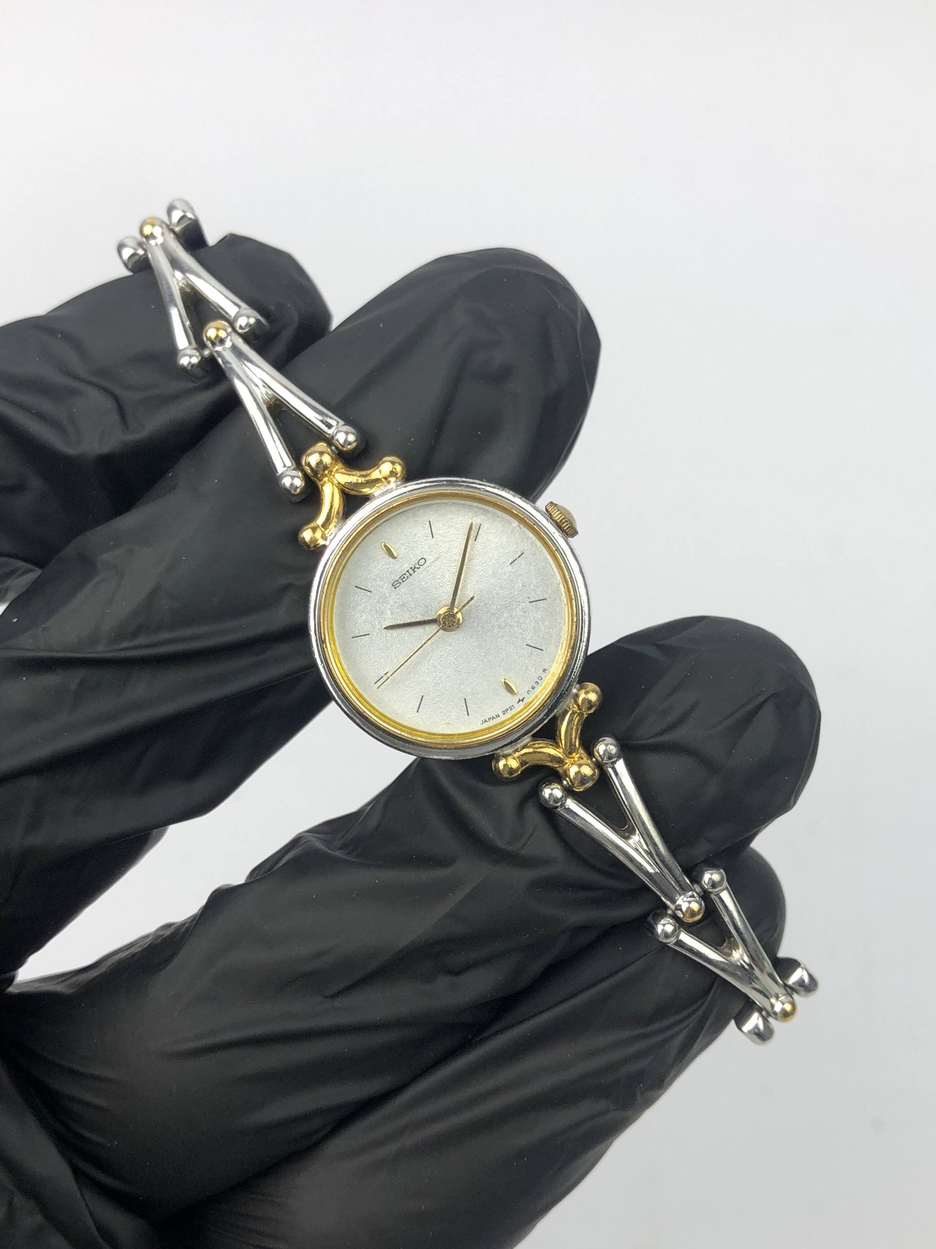 BEAUTIFUL SEIKO QUARTZ LADIES BANGLE - Gambar 4