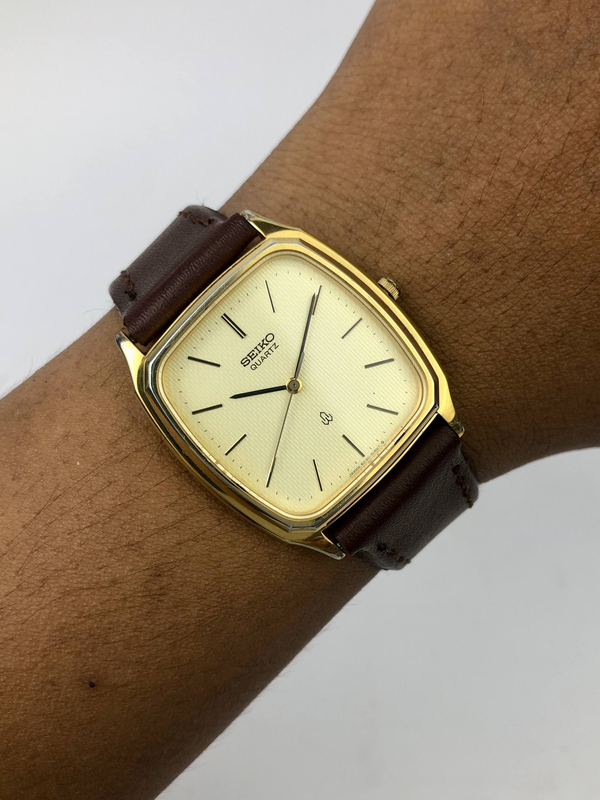 DRESSWATCH SEIKO QUARTZ TONNEAU GOLD CAP CASE