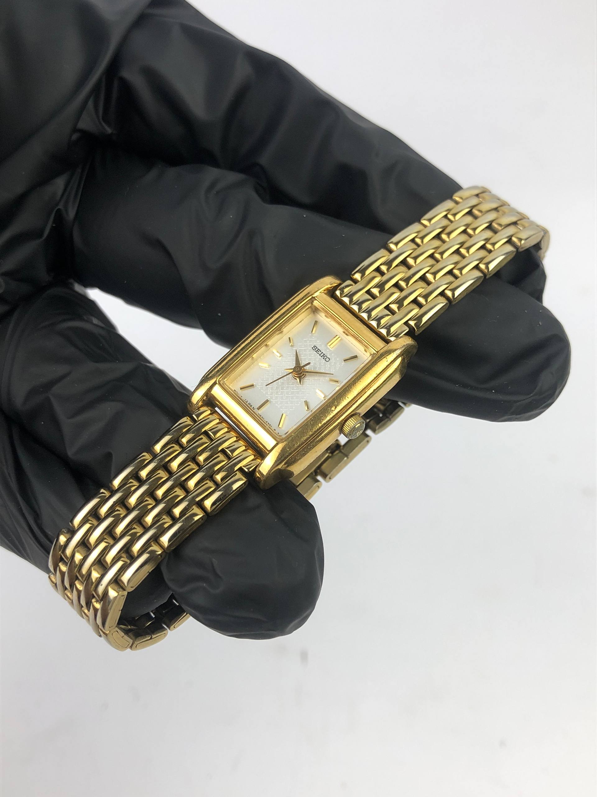 BEAUTIFUL SEIKO LADIES TANK BRACELET GOLD - Gambar 3