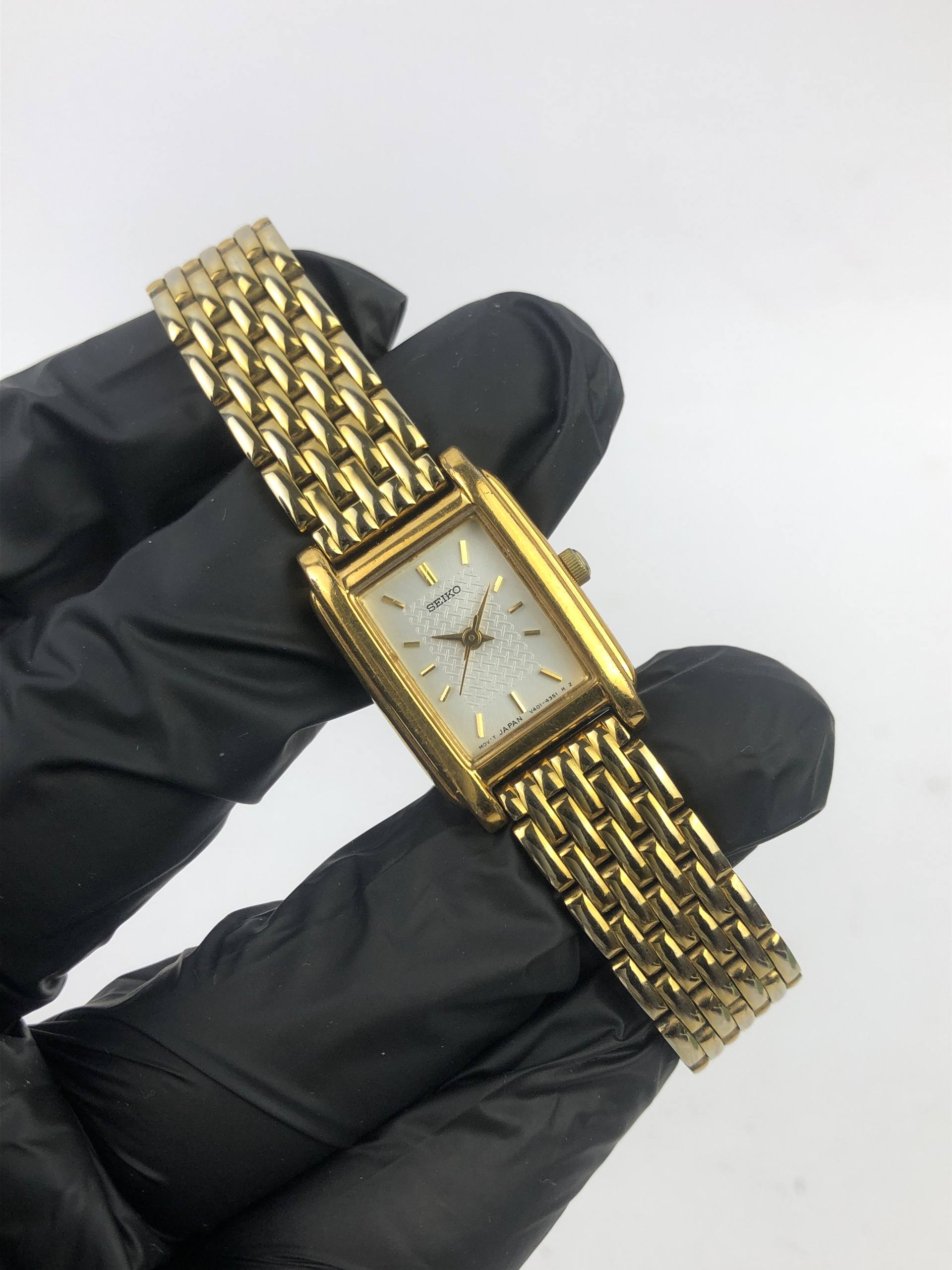 BEAUTIFUL SEIKO LADIES TANK BRACELET GOLD - Gambar 4