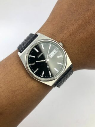SEIKO QUARTZ C SHAPE CASE BLACK DIAL