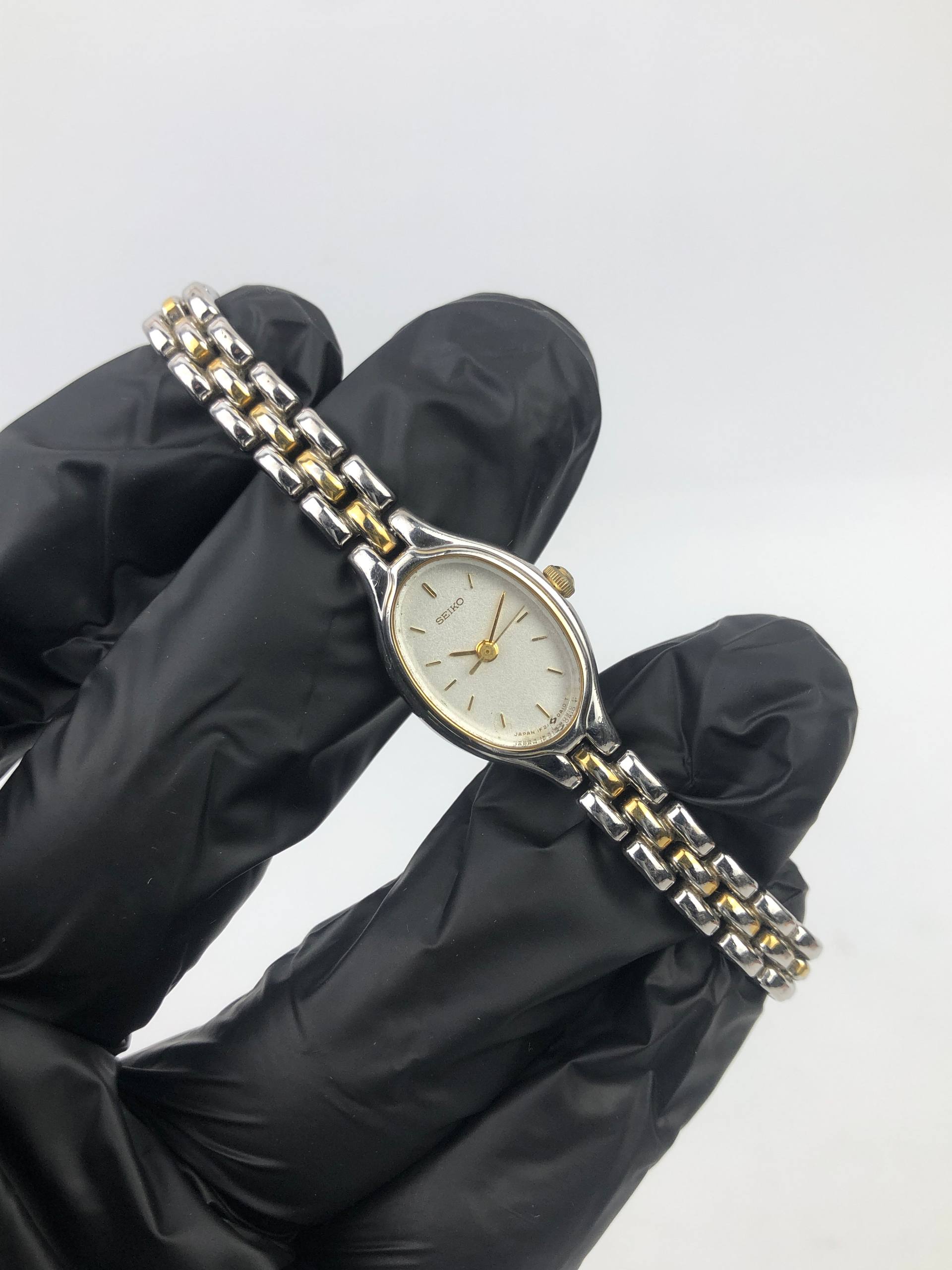 SEIKO BANGLE LADIES OVAL TWOTONE - Gambar 4