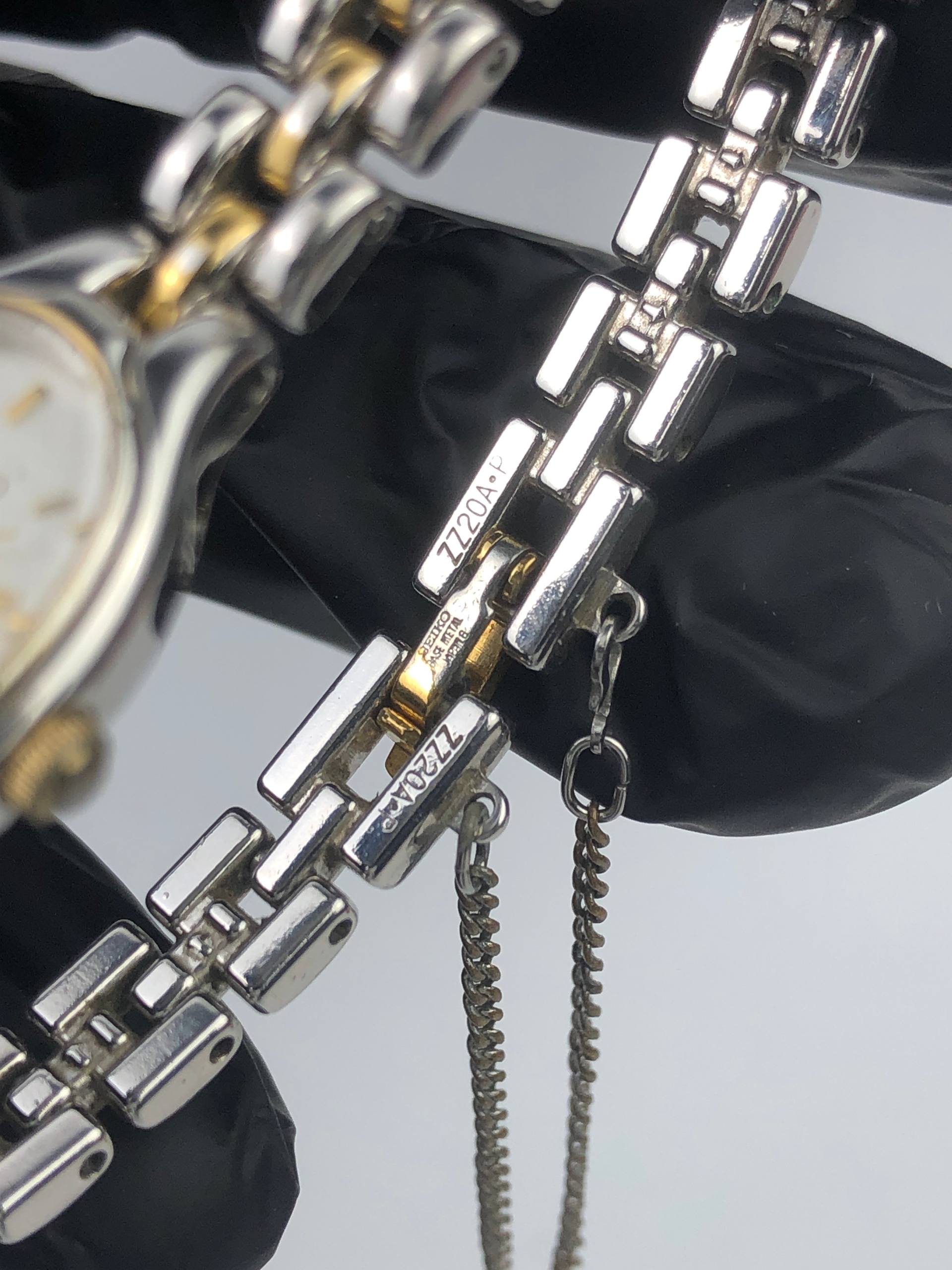 SEIKO BANGLE LADIES OVAL TWOTONE - Gambar 7