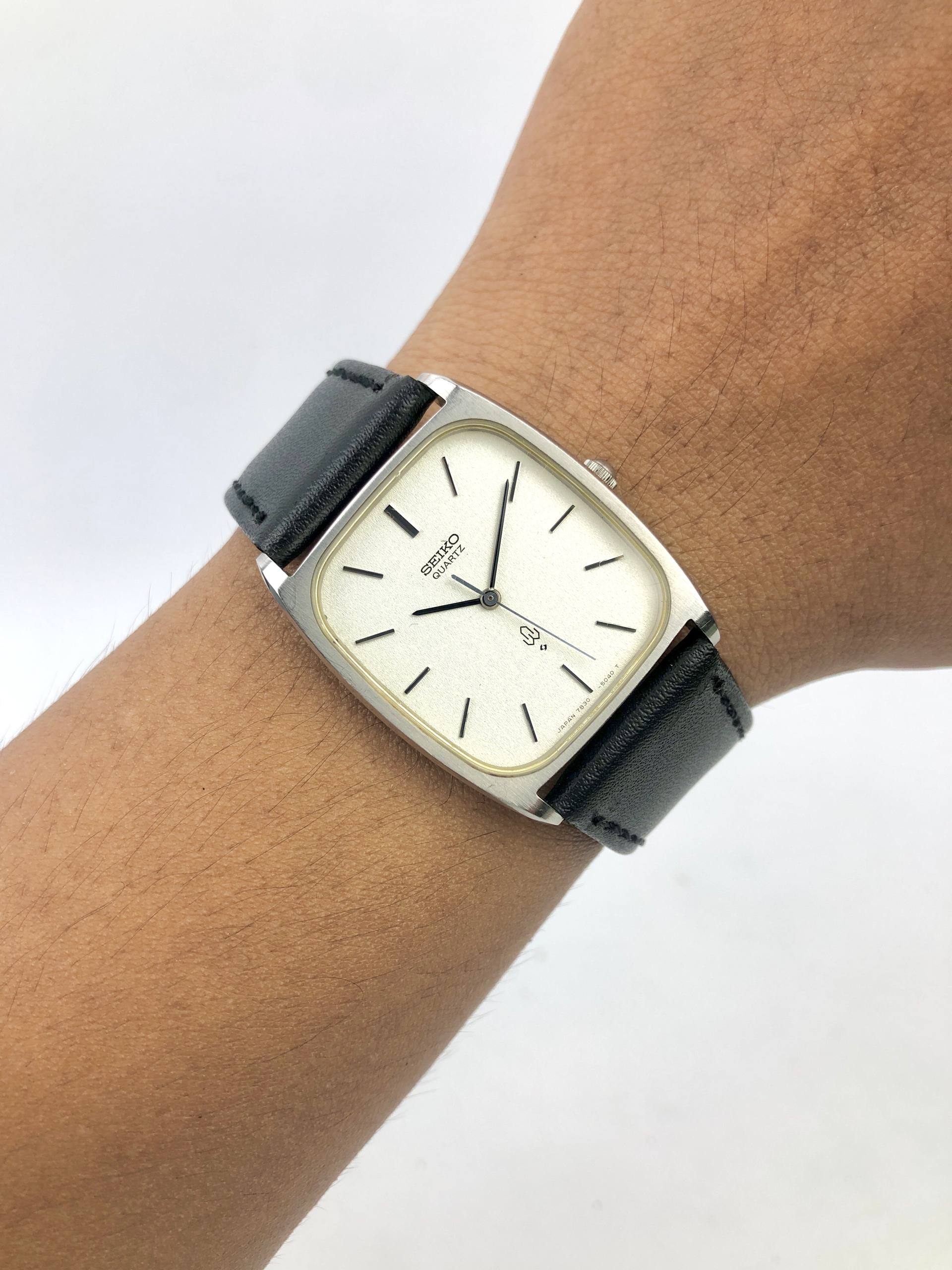 SEIKO QUARTZ ANALOG CUSHION CASE