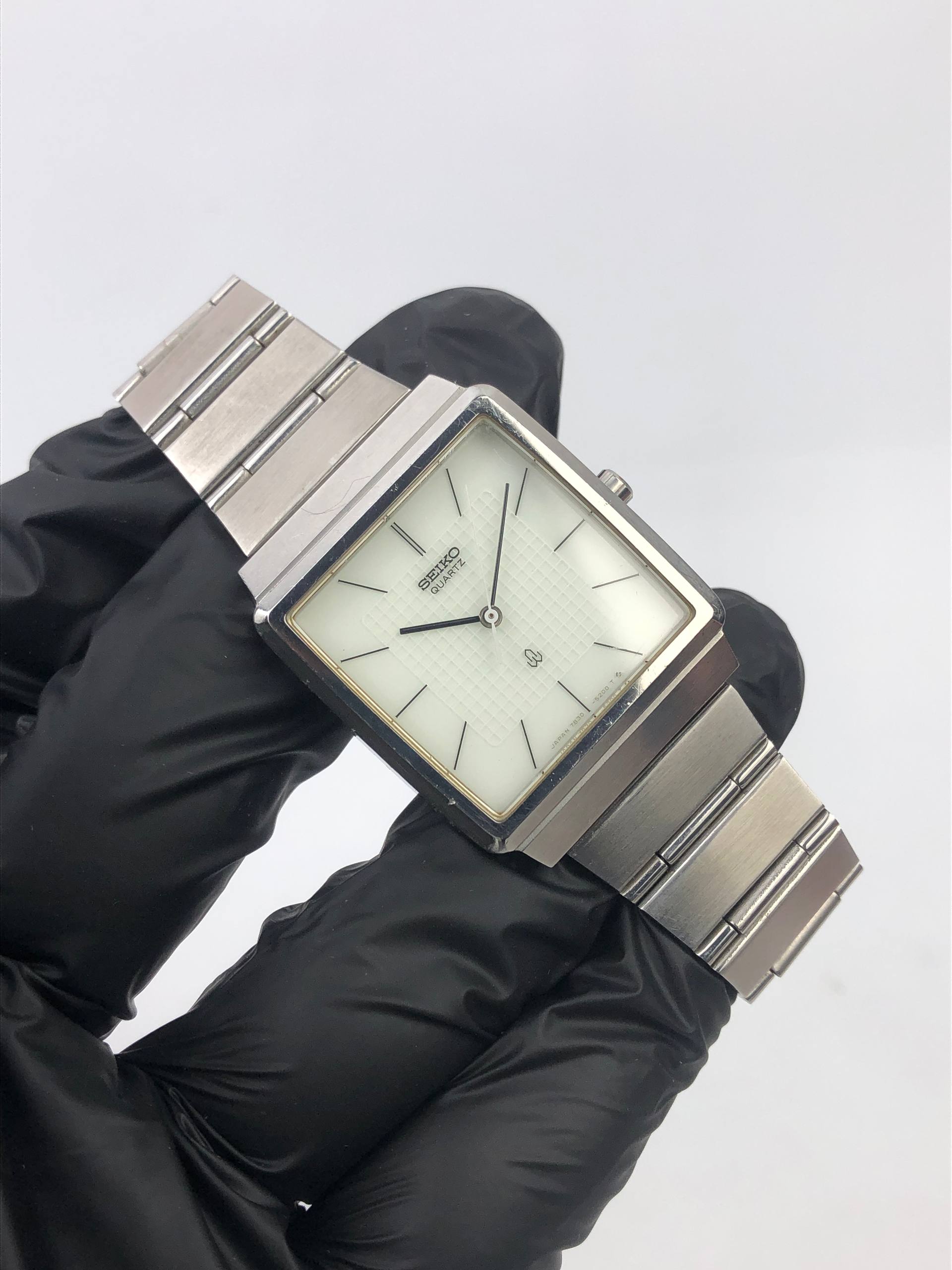 JDM SEIKO QUARTZ TANK / SQUARE WHITE GUILOCHE DIAL - Gambar 4