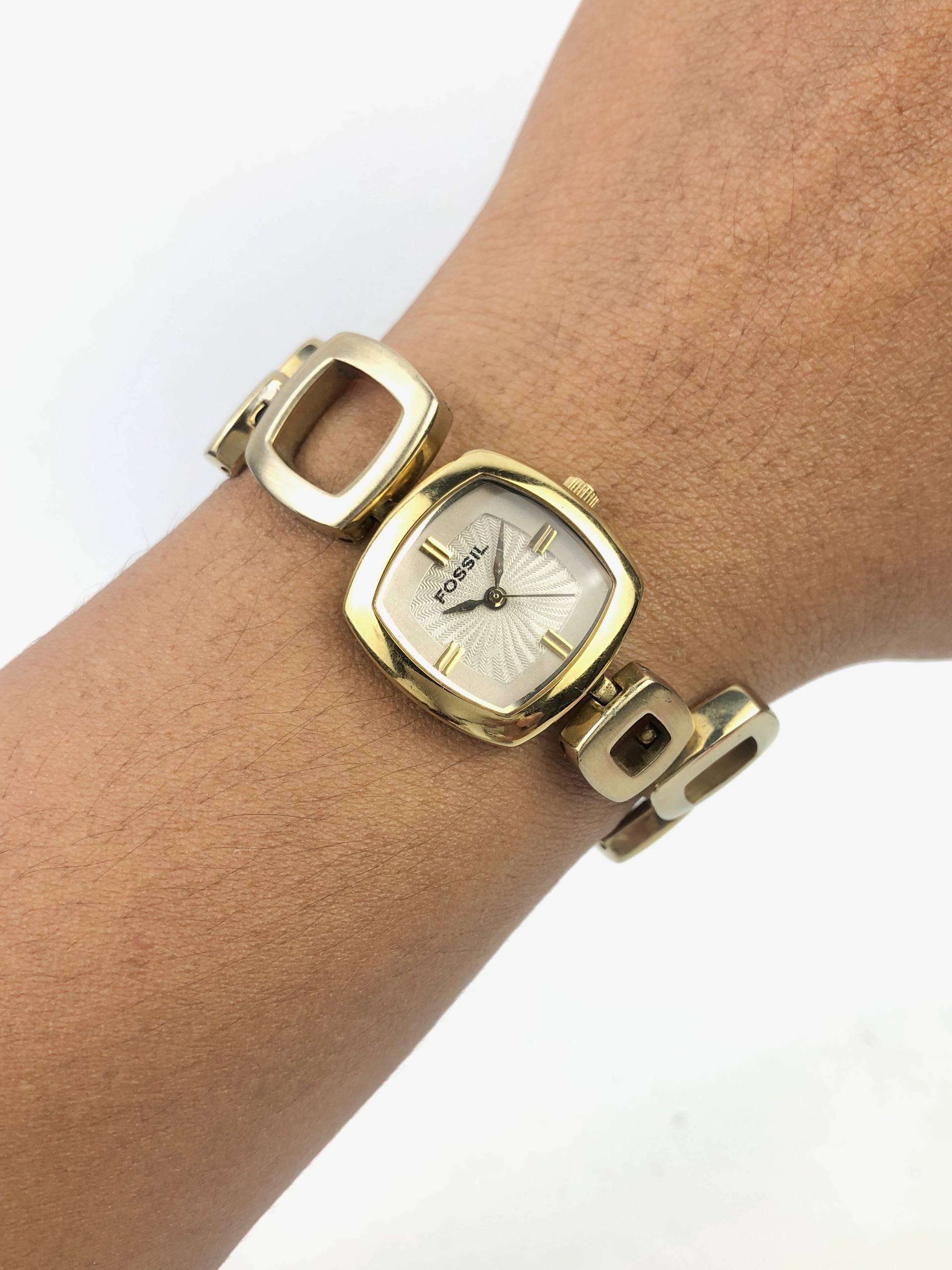 FOSSIL F2 ANALOG QUARTZ WOMEN BRACELET GOLD PLATED - Gambar 3