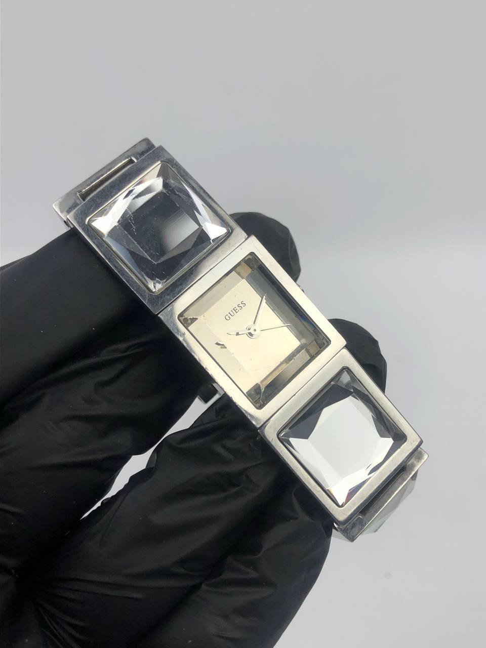 GUESS BANGLE UNIK GLASS BRACELET - Gambar 4