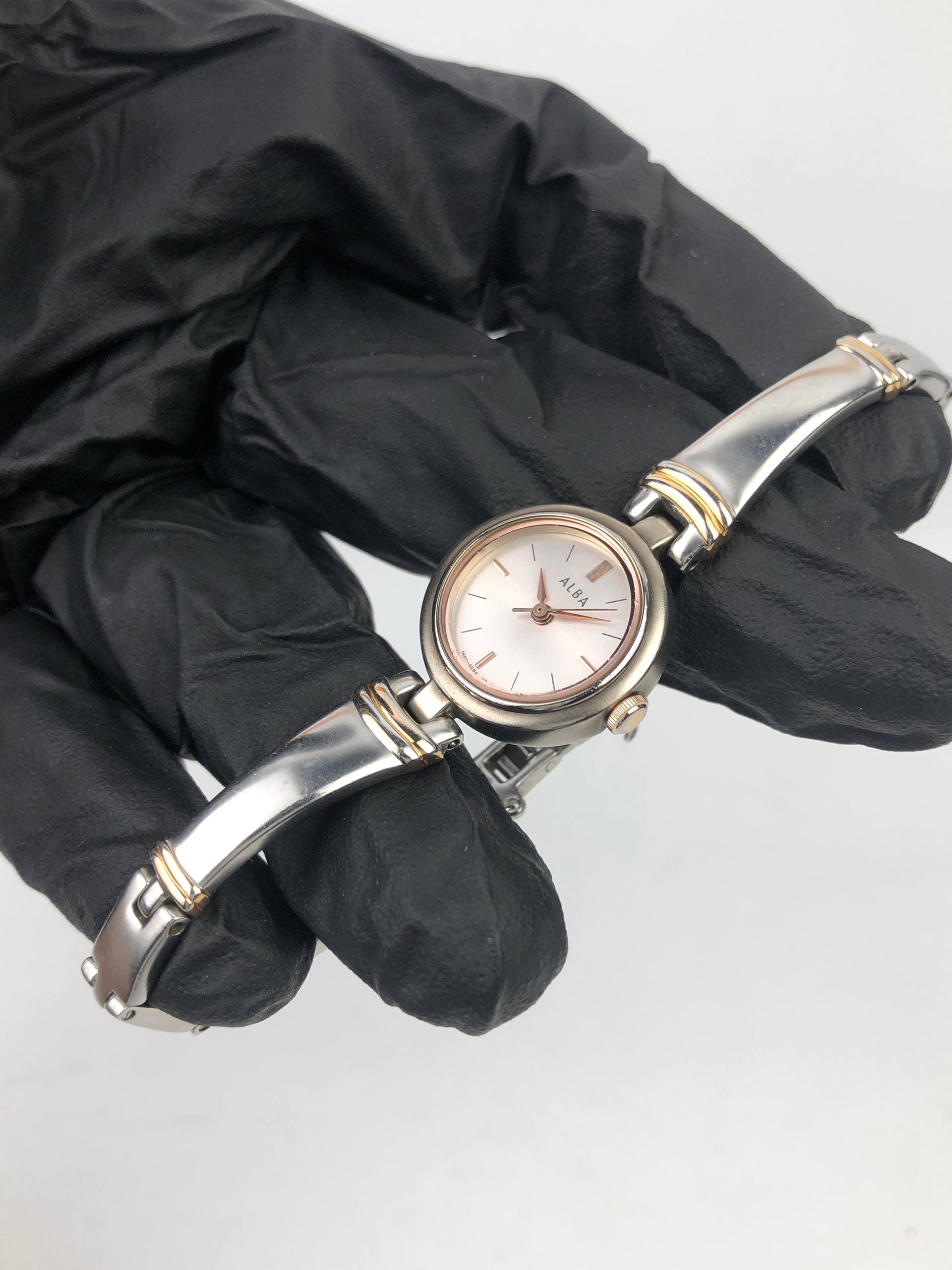 BEAUTIFUL ALBA BANGLE QUARTZ TWOTONE - Gambar 3
