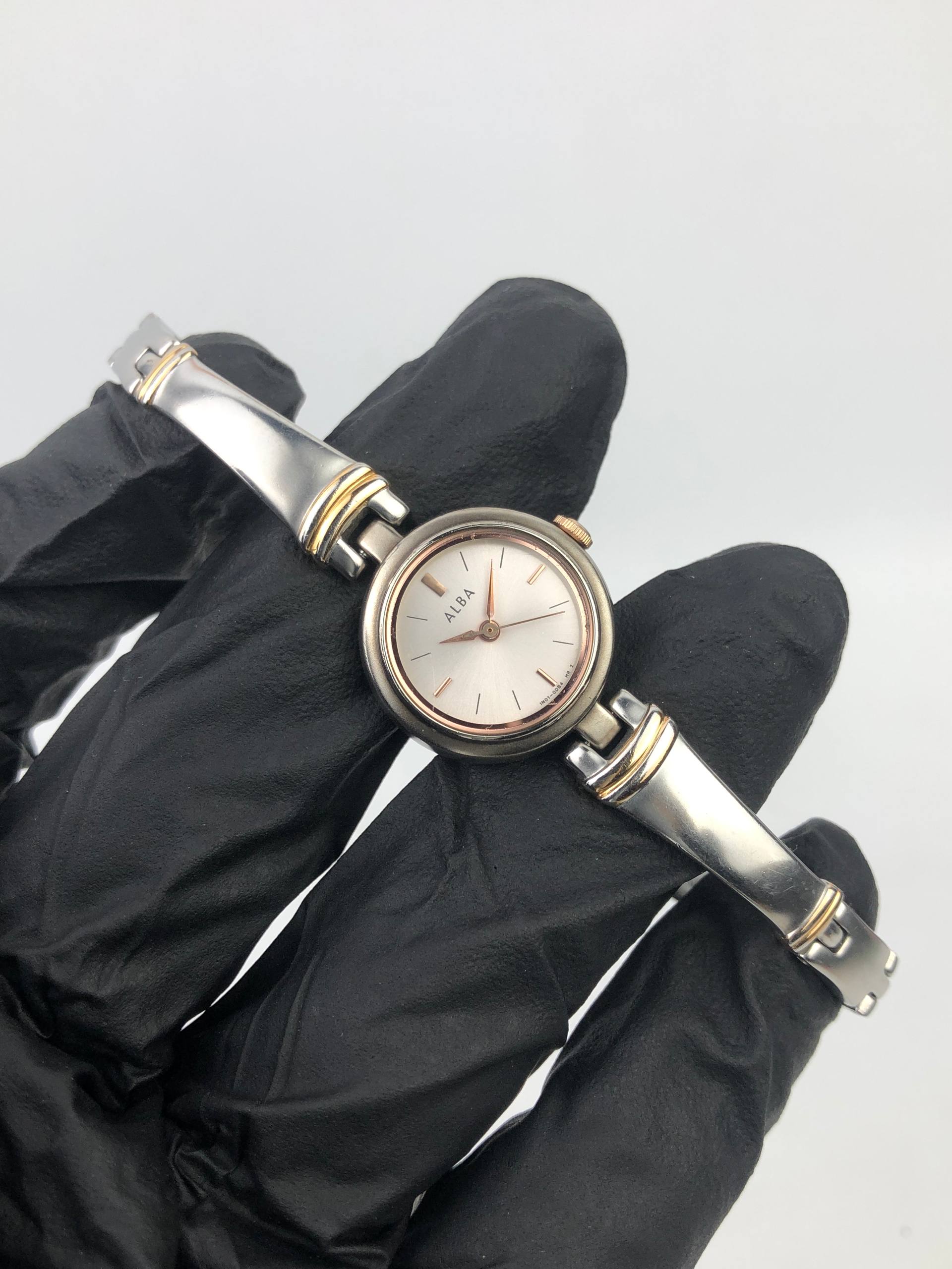 BEAUTIFUL ALBA BANGLE QUARTZ TWOTONE - Gambar 4