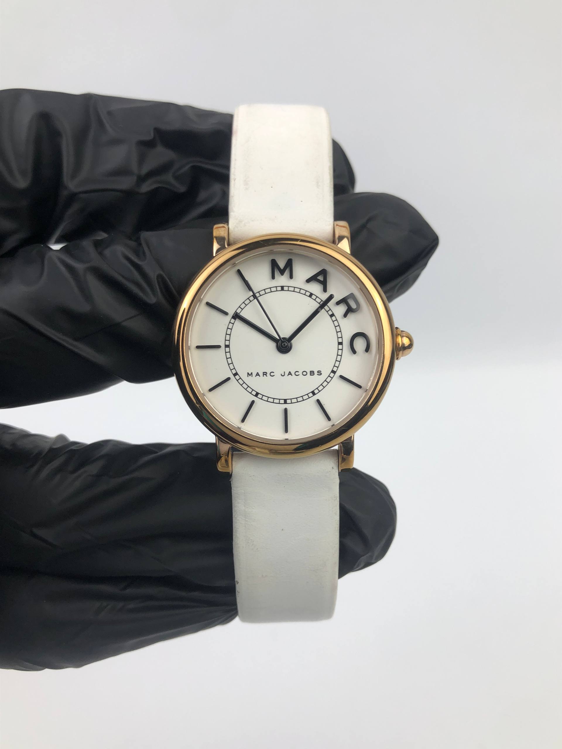 MARC JACOBS QUARTZ GOLD TONE ROUND CASE - Gambar 2