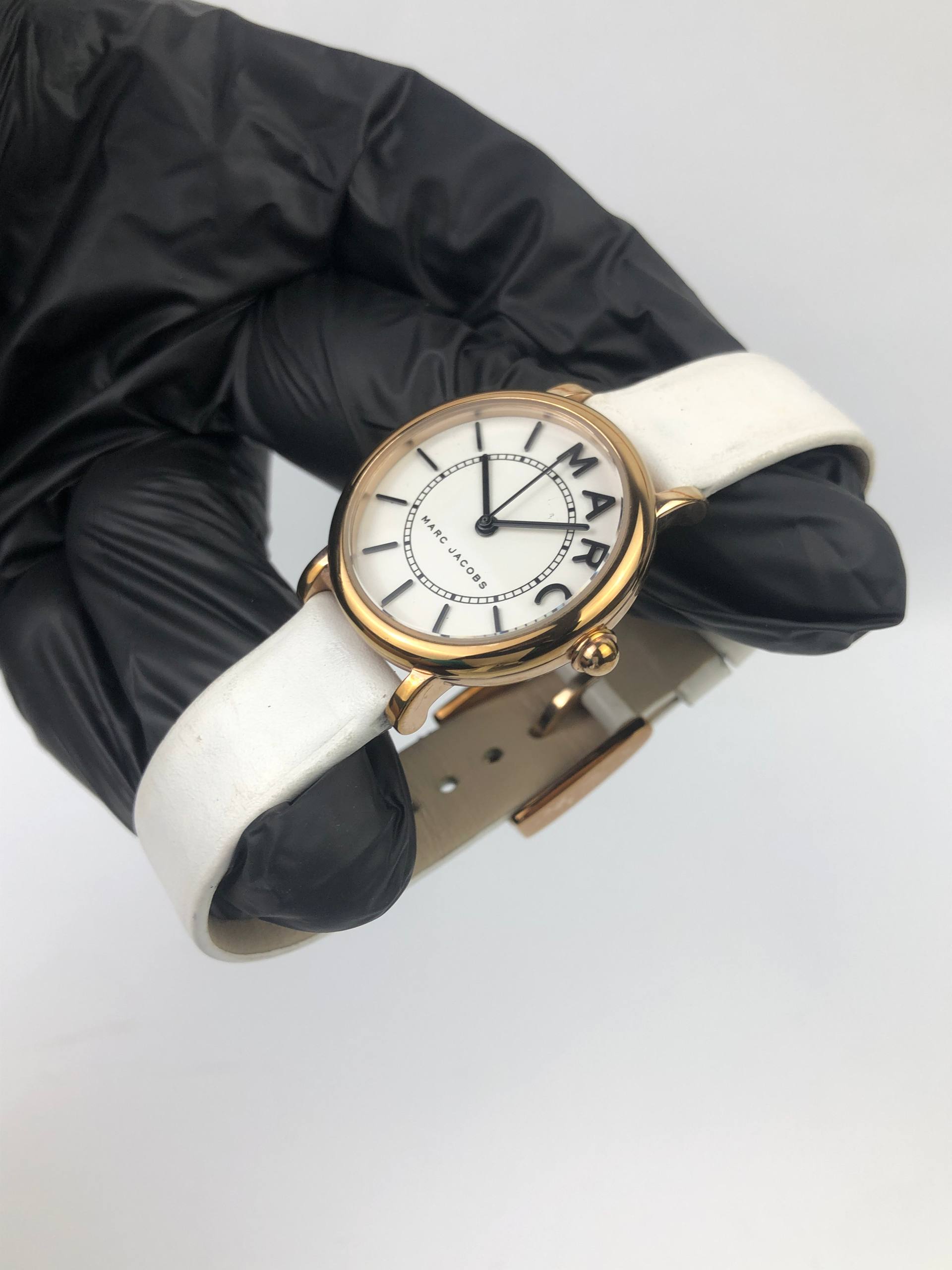 MARC JACOBS QUARTZ GOLD TONE ROUND CASE - Gambar 3