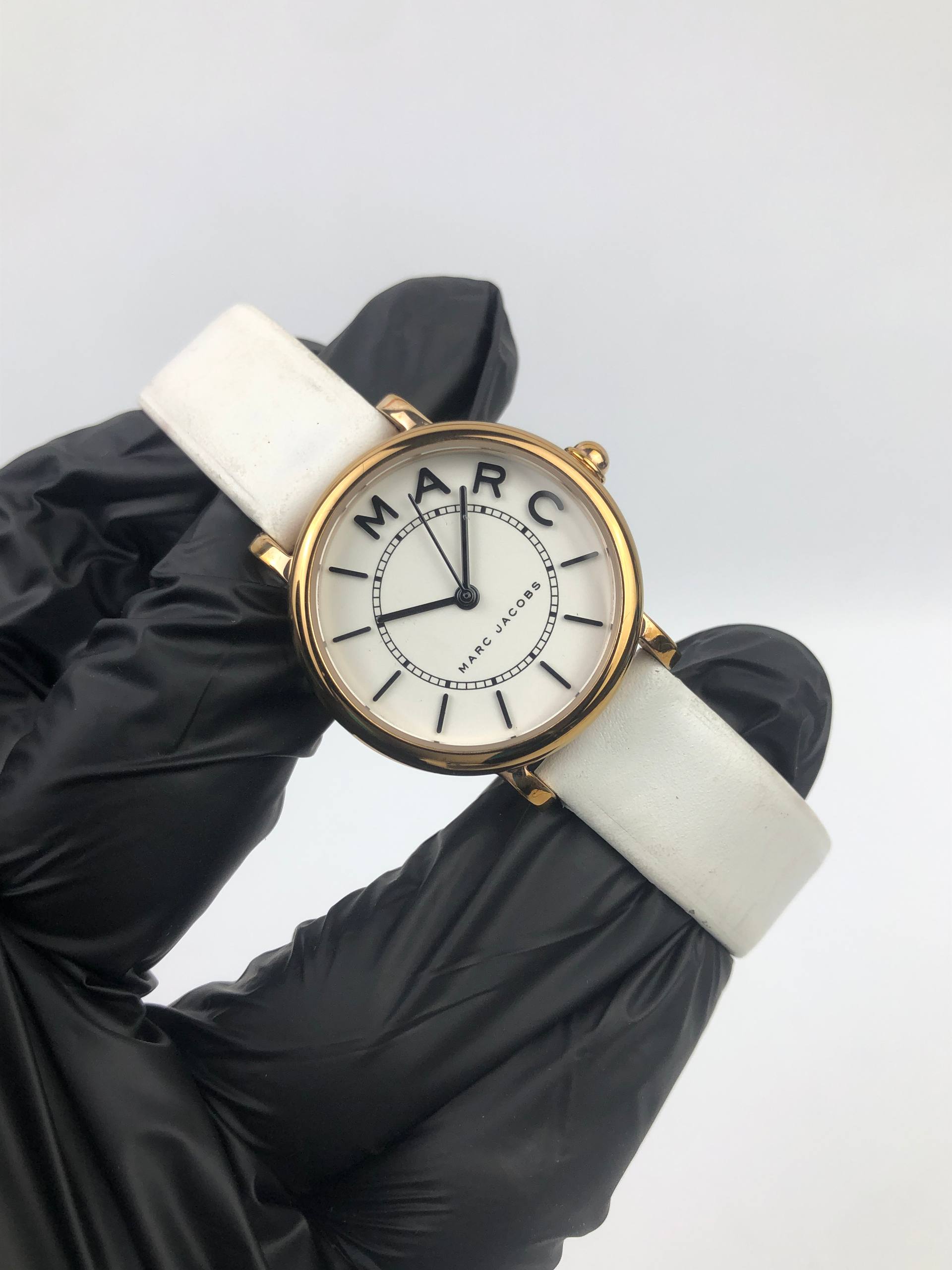 MARC JACOBS QUARTZ GOLD TONE ROUND CASE - Gambar 4