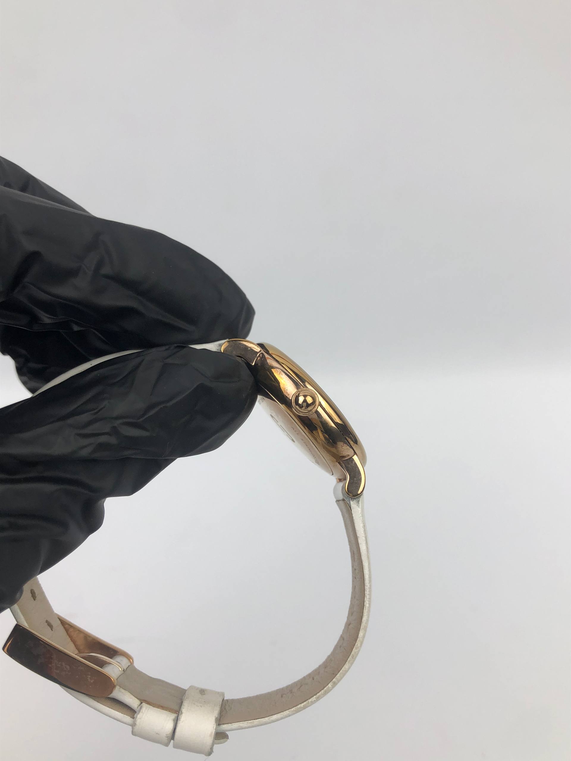 MARC JACOBS QUARTZ GOLD TONE ROUND CASE - Gambar 5