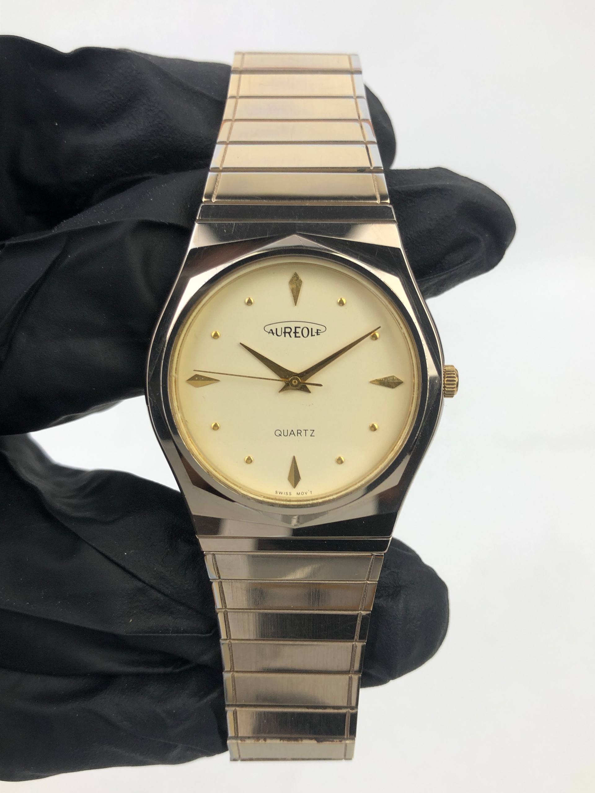 SWISSMADE AUREOLE QUARTZ GOLD TONE INTEGRATED BRACELET - Gambar 2