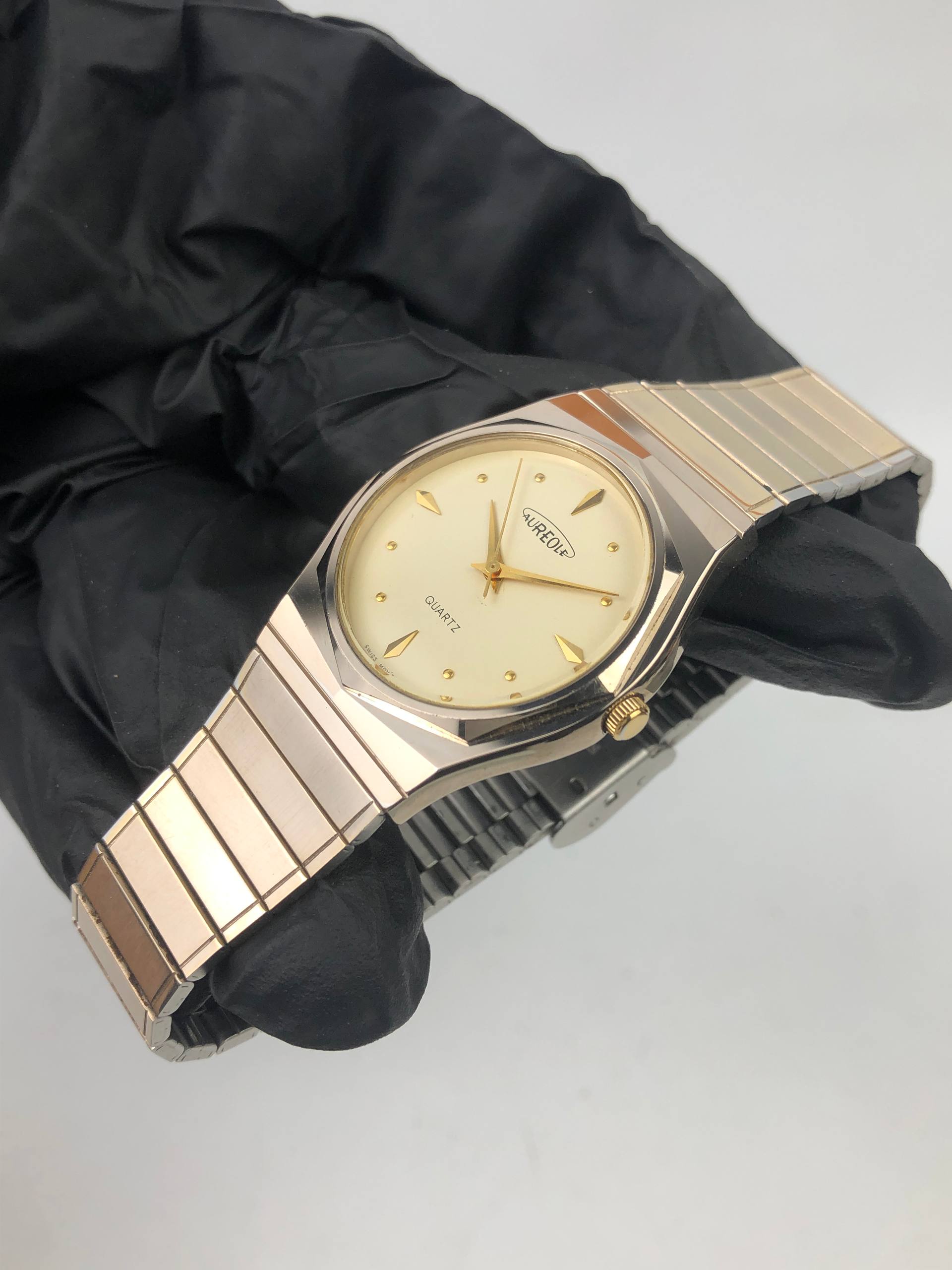SWISSMADE AUREOLE QUARTZ GOLD TONE INTEGRATED BRACELET - Gambar 3