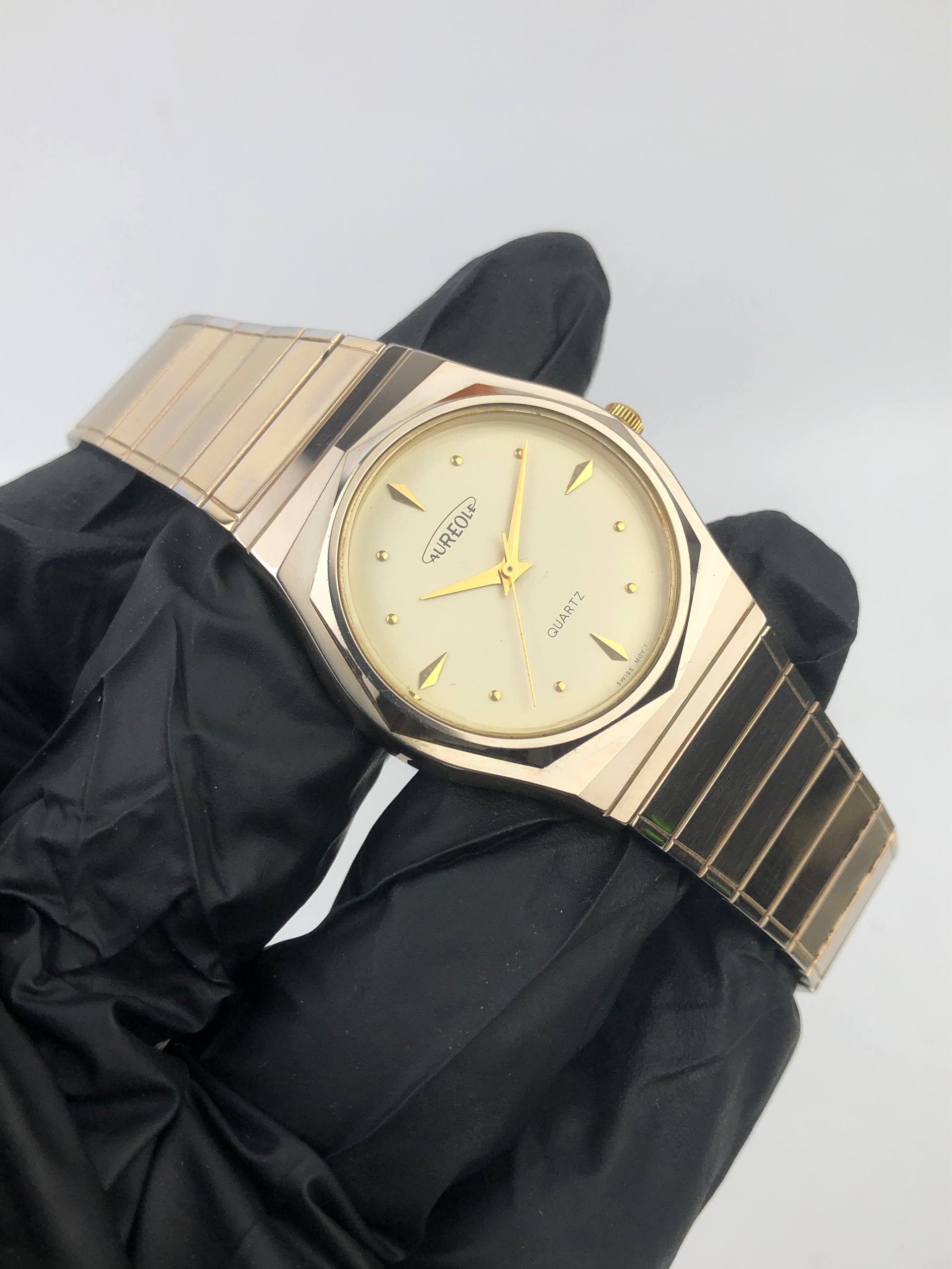 SWISSMADE AUREOLE QUARTZ GOLD TONE INTEGRATED BRACELET - Gambar 4
