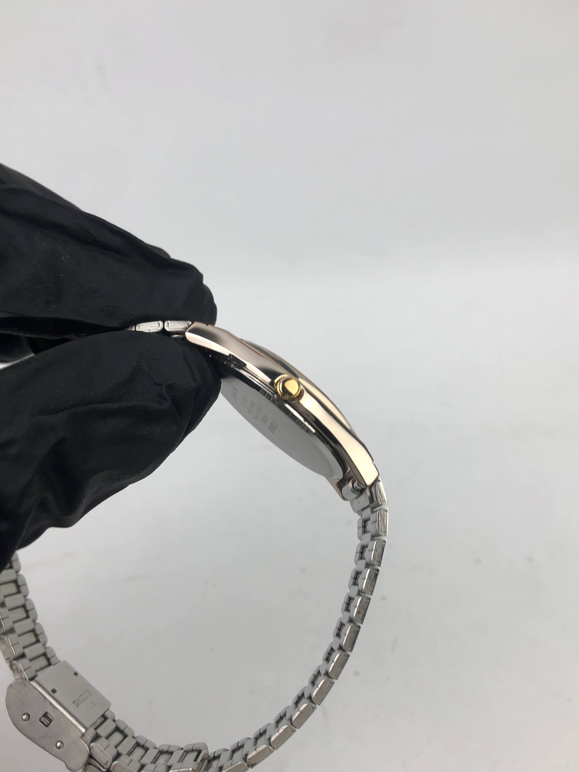 SWISSMADE AUREOLE QUARTZ GOLD TONE INTEGRATED BRACELET - Gambar 5