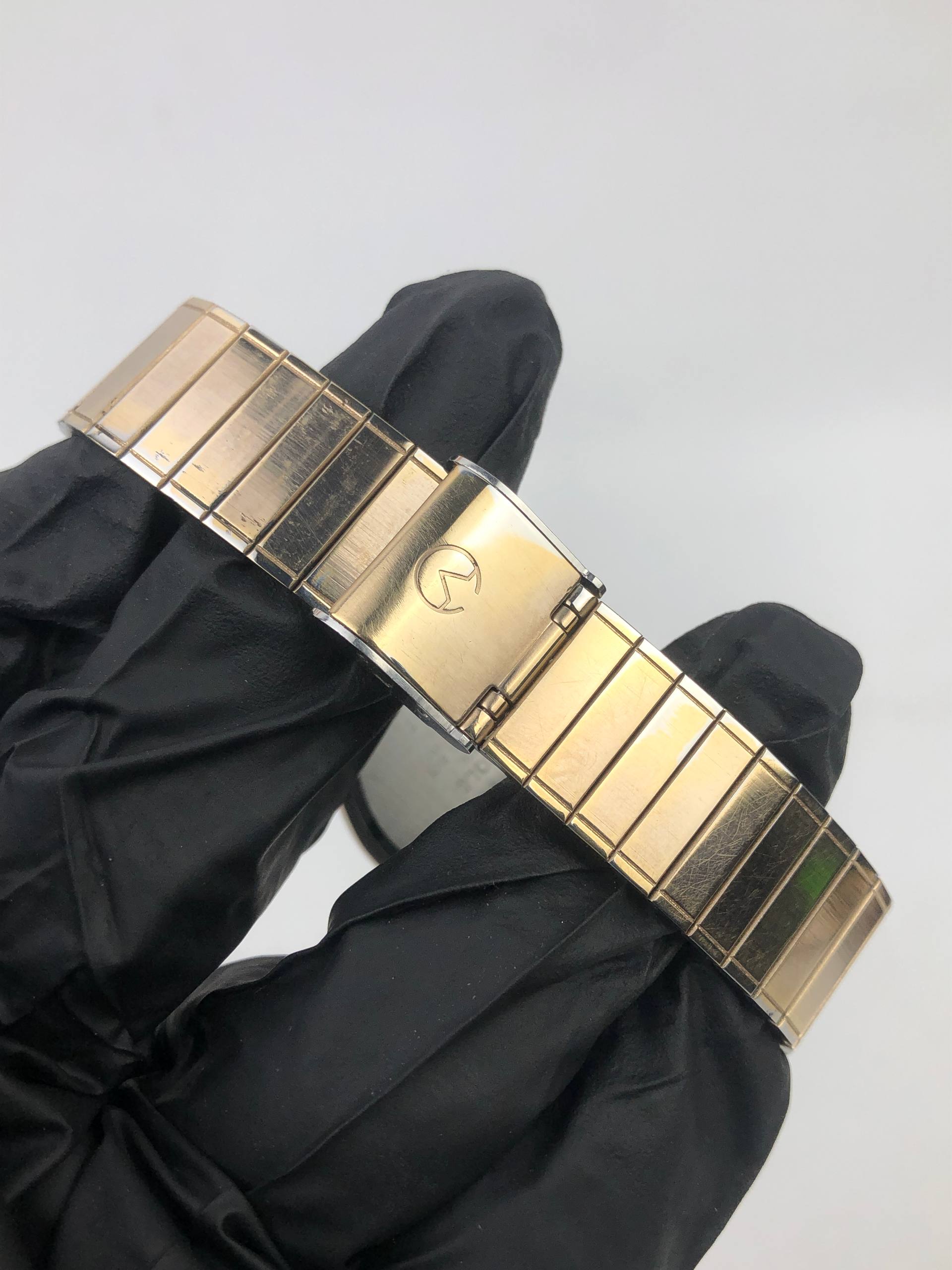 SWISSMADE AUREOLE QUARTZ GOLD TONE INTEGRATED BRACELET - Gambar 7