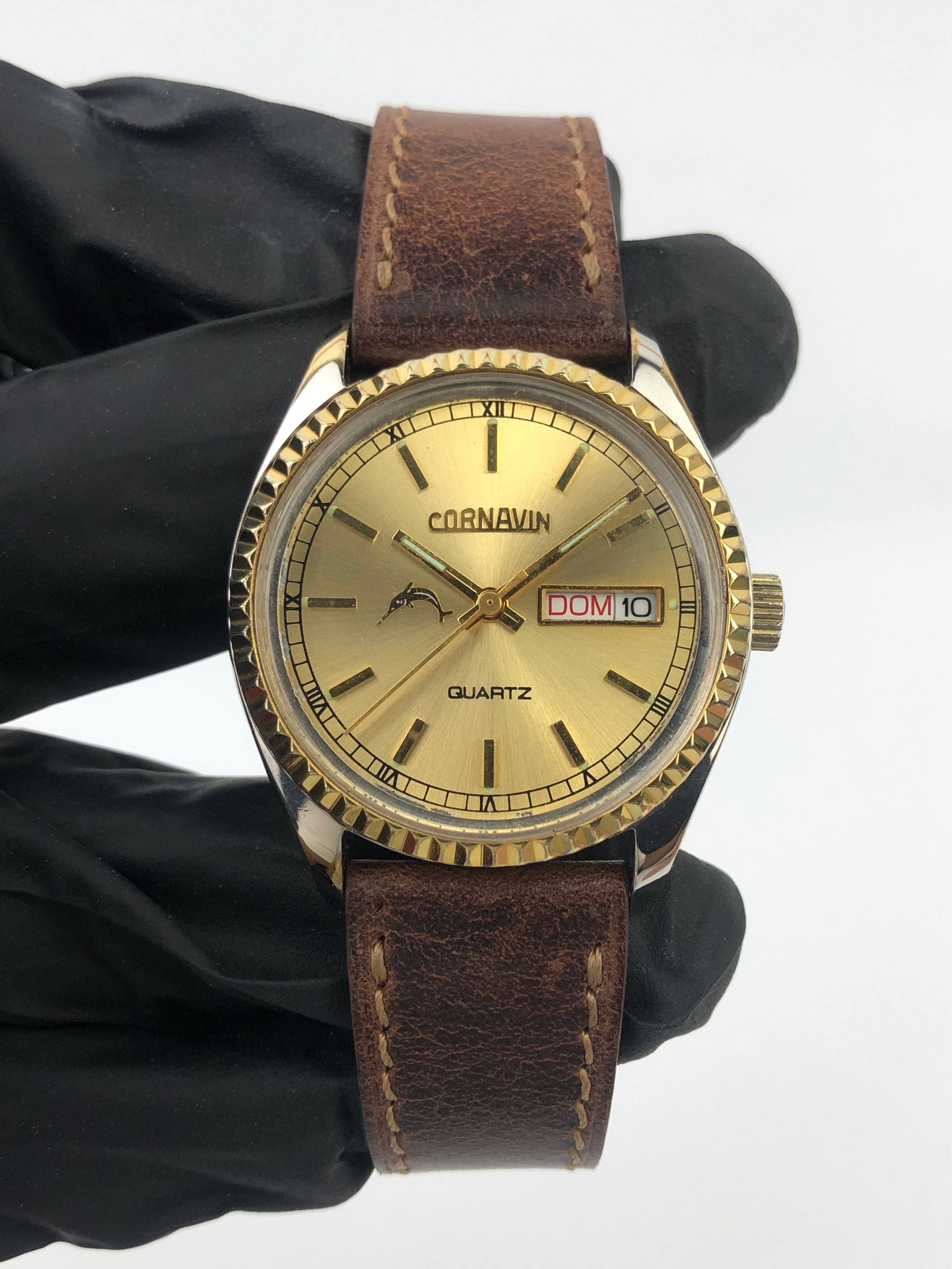 CORNAVIN QUARTZ DAY DATE GOLD DIAL FLUTED BEZEL VINTAGE - Gambar 2