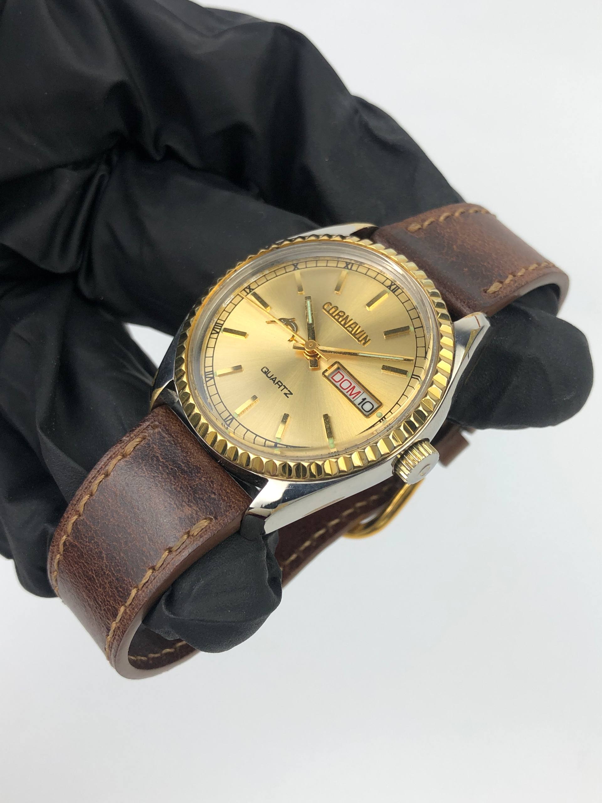 CORNAVIN QUARTZ DAY DATE GOLD DIAL FLUTED BEZEL VINTAGE - Gambar 3