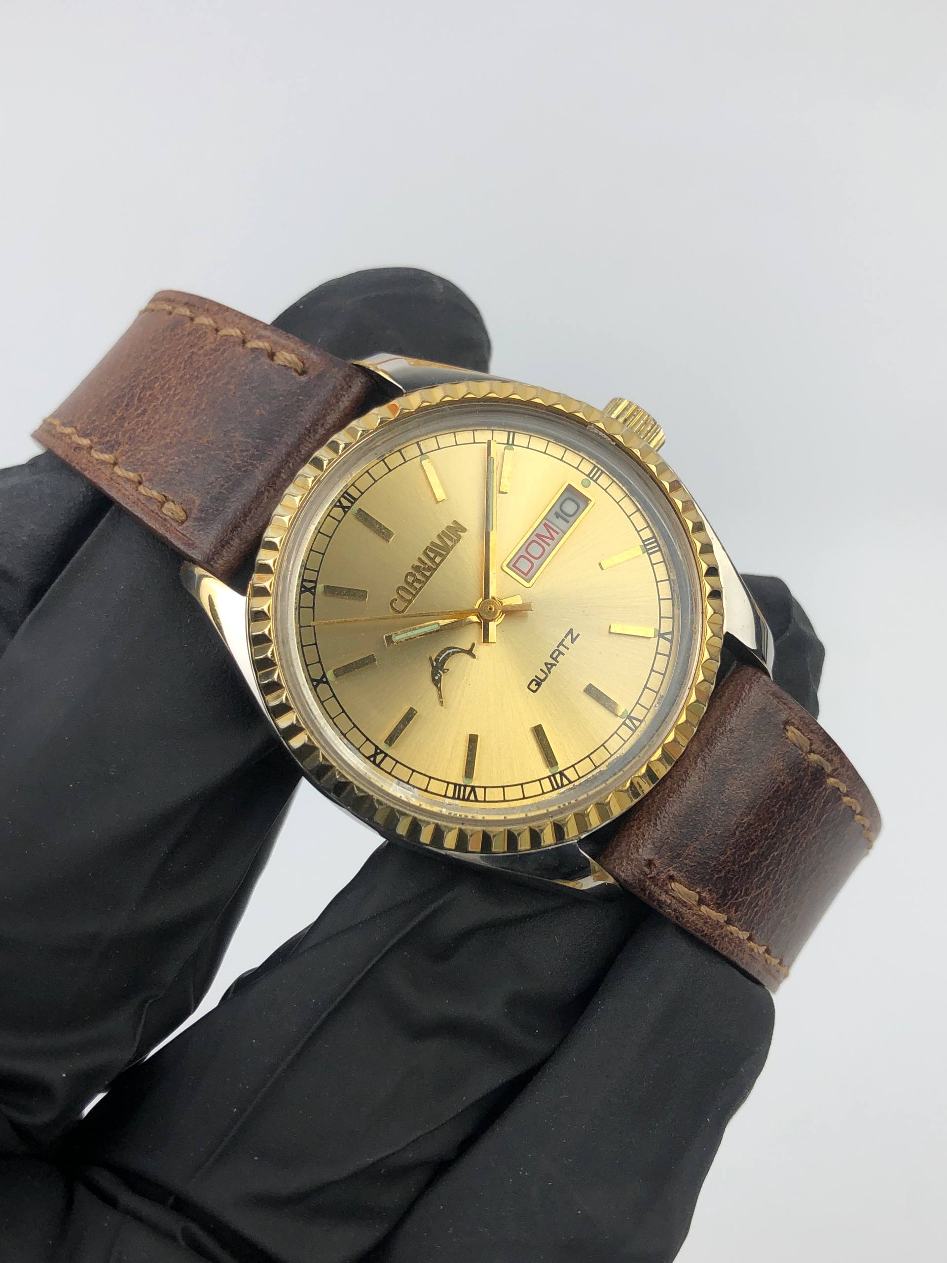 CORNAVIN QUARTZ DAY DATE GOLD DIAL FLUTED BEZEL VINTAGE - Gambar 4