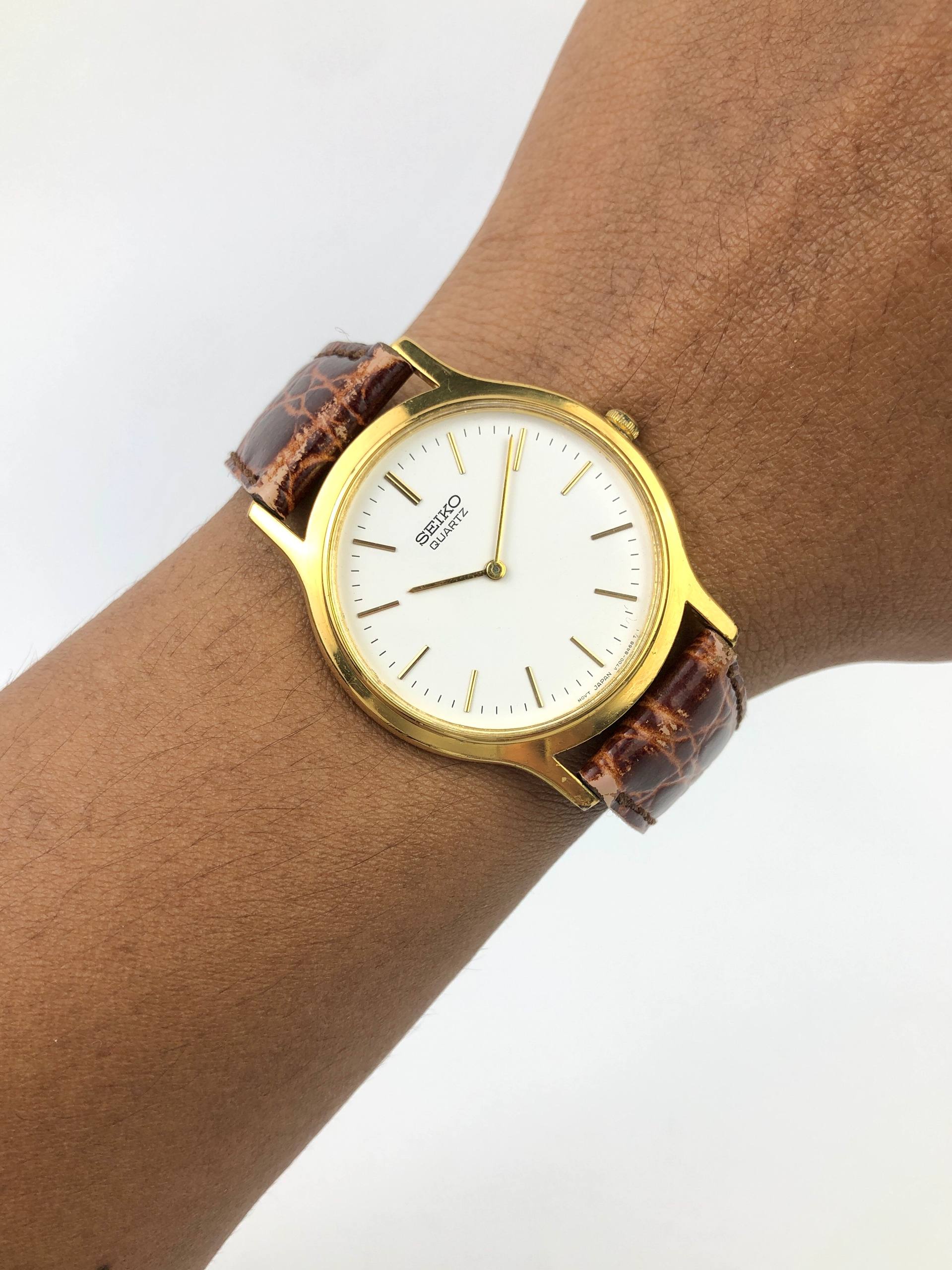 SEIKO QUARTZ CAL V700 MINIMALIST WHITE DIAL DRESS WATCH