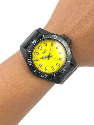 RARE VINTAGE QQ MANUAL YELLOW DIAL DIVER STYLE