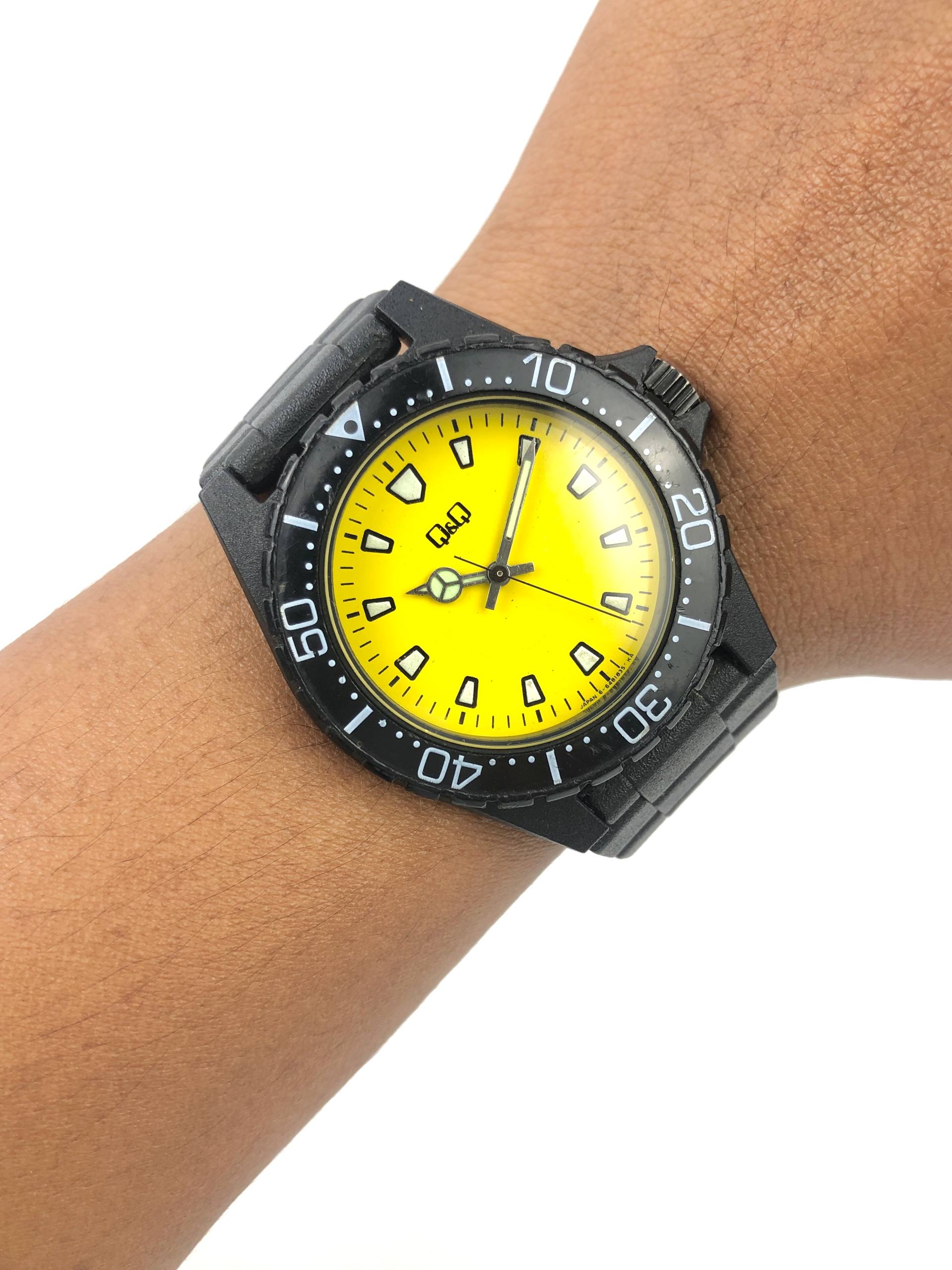 RARE VINTAGE QQ MANUAL YELLOW DIAL DIVER STYLE
