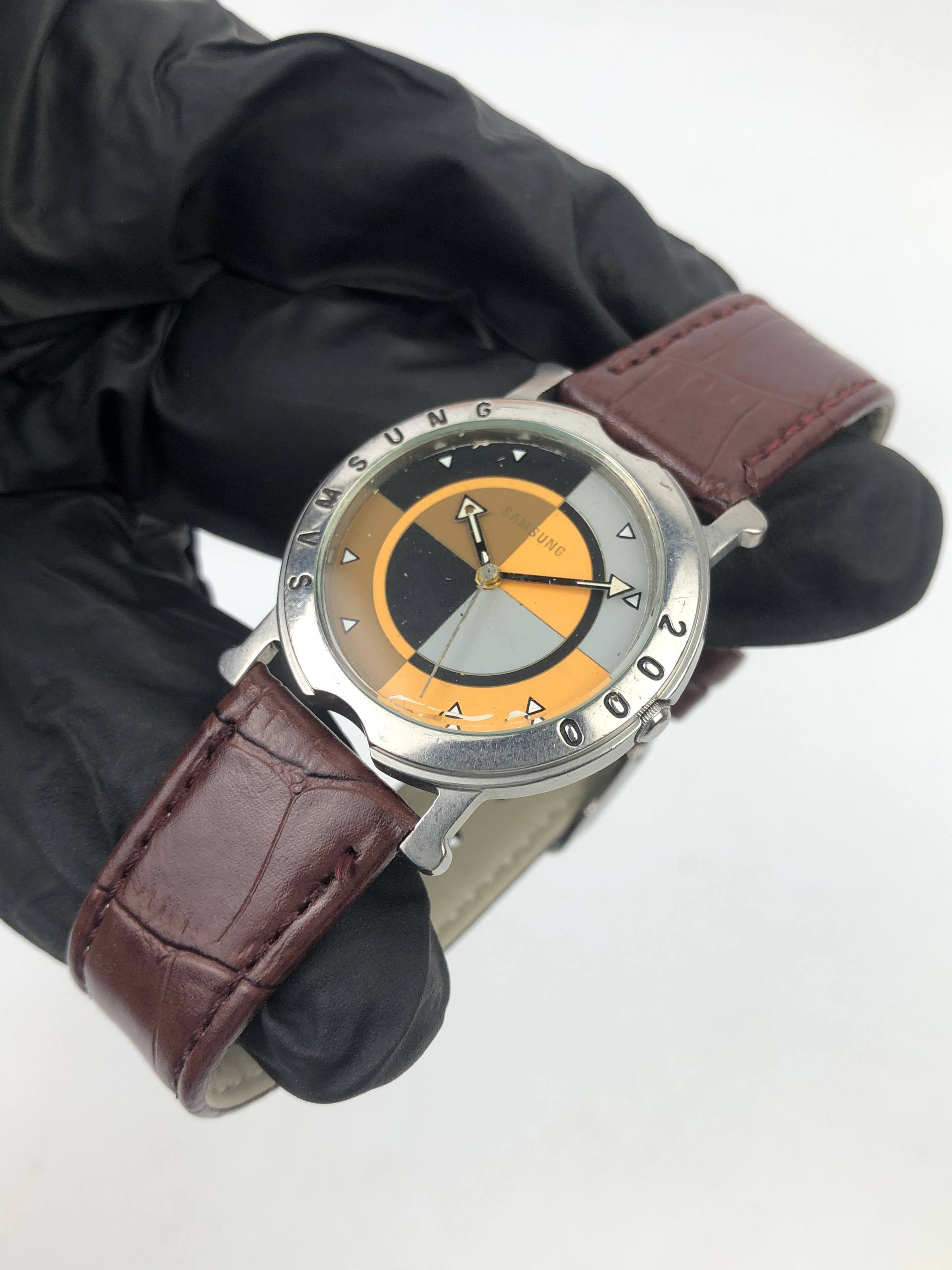 COLLECTIBLE SAMSUNG 2000 RETRO FUTURISTIC ART DIAL VINTAGE WATCH - Gambar 4